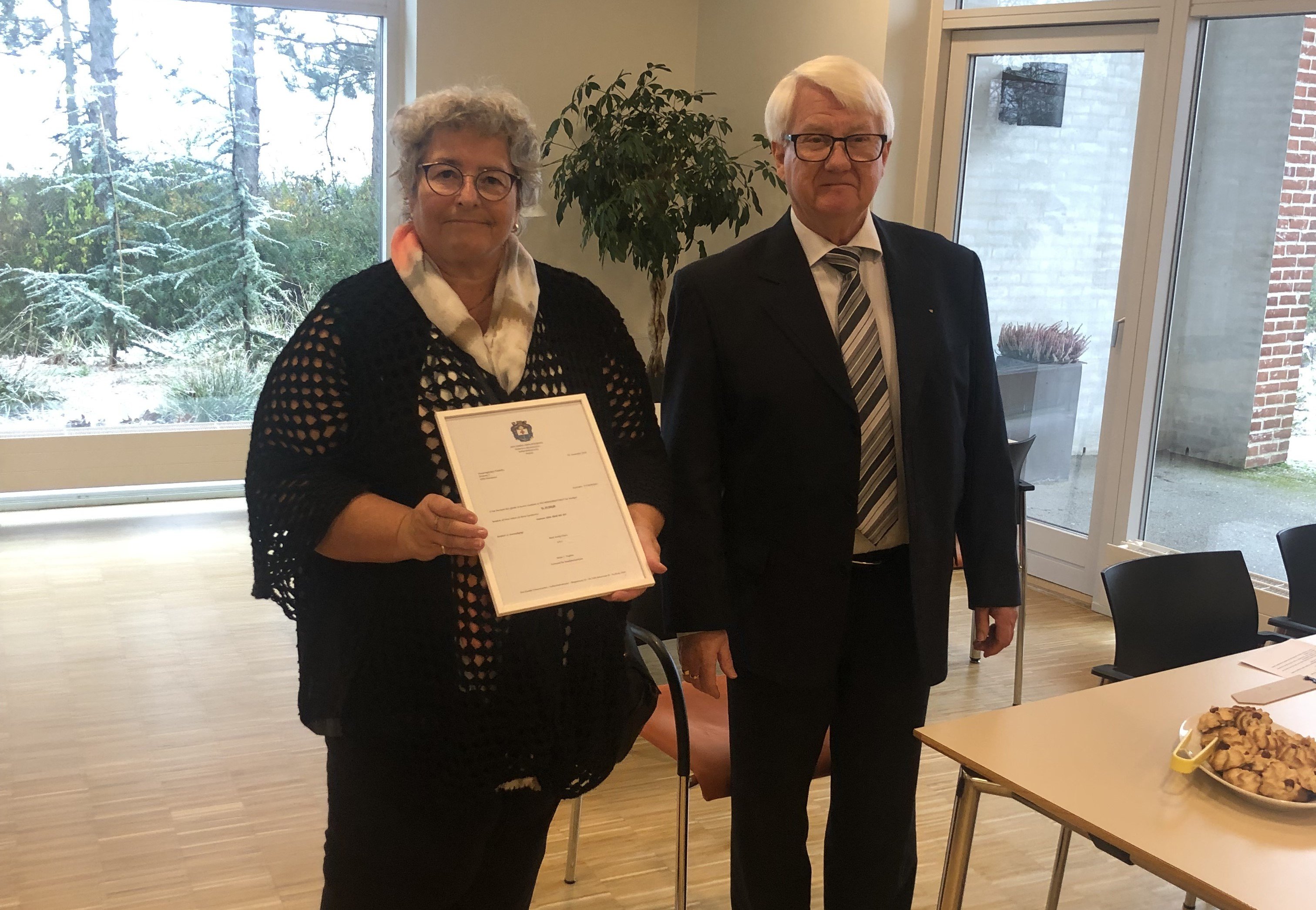 Ole Nedergaard Jensen, overrakte donationen til udflugten til frivilligkoordinator Susanne Dalsgaard.