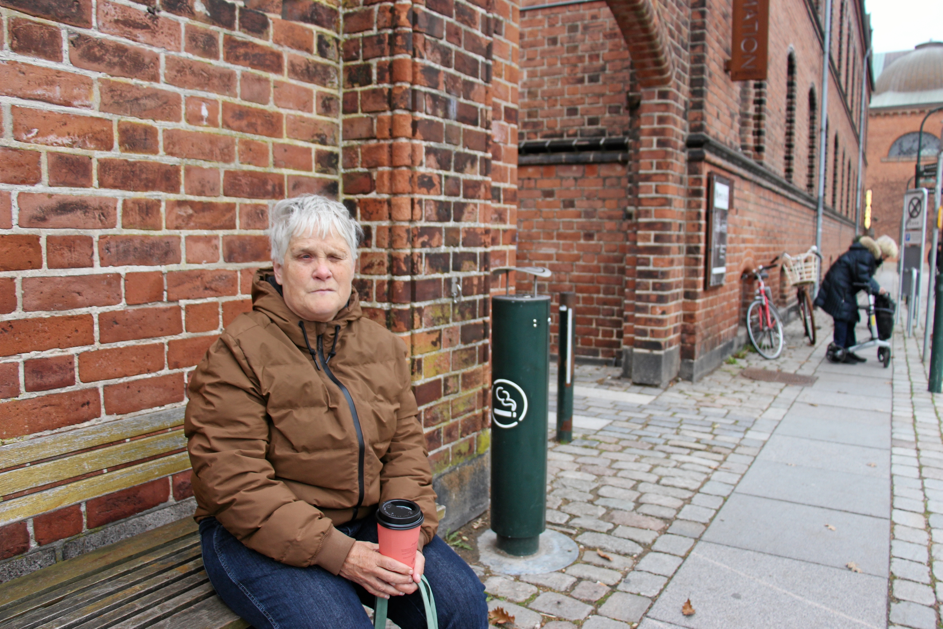 Helle Petersen fra Roskilde: - Jeg synes, det er for dårligt, at der ikke kommer noget på torvet, og det er ærgerligt for dem, der har børn. Der bør som minimum være et julemarked. - Simon Rasmussen Helle Petersen fra Roskilde: - Jeg synes, det er for dårligt, at der ikke kommer noget på torvet, og det er ærgerligt for dem, der har børn. Der bør som minimum være et julemarked.