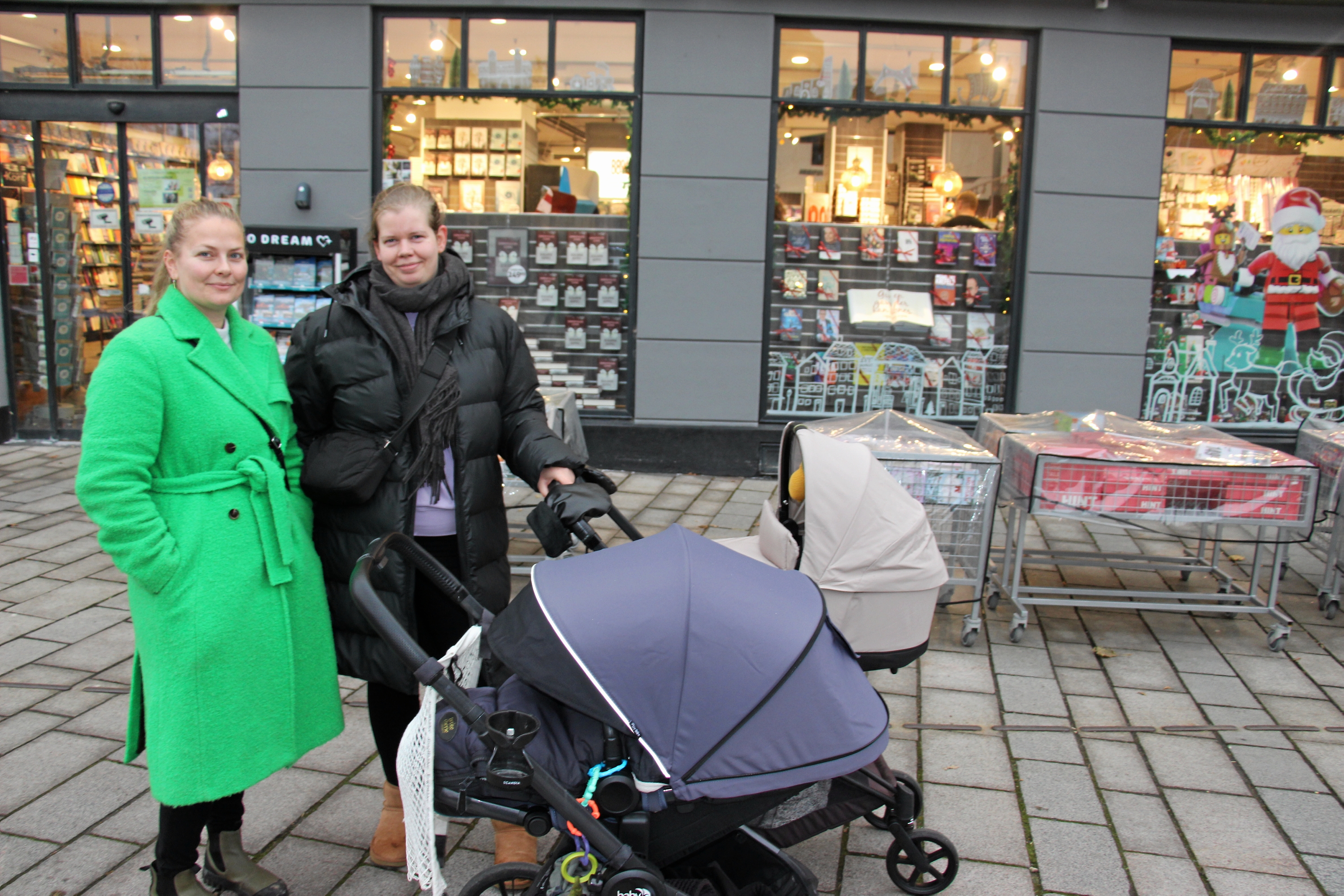 Julie Russell fra København (tv) og Emilie Petersen fra Frederikssund, begge 31 år: - Vi er i Roskilde i dag for at få noget julestemning, for det er jo hyggeligt med alle julelysene. Hvis der var et julemarked på torvet, så kunne vi sagtens finde på at komme til byen for at se det. - Simon Rasmussen Julie Russell fra København (tv) og Emilie Petersen fra Frederikssund, begge 31 år: - Vi er i Roskilde i dag for at få noget julestemning, for det er jo hyggeligt med alle julelysene. Hvis der var et julemarked på torvet, så kunne vi sagtens finde på at komme til byen for at se det.