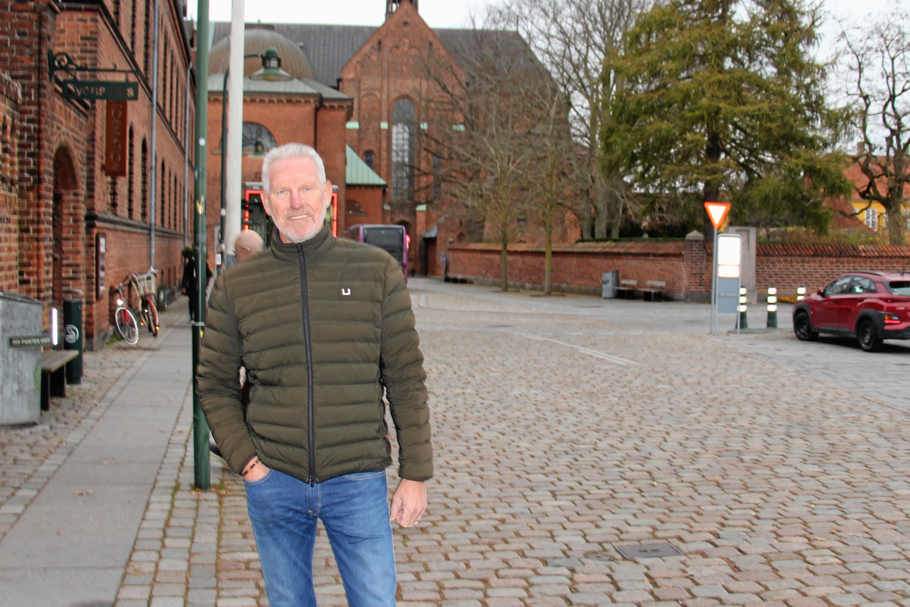 Lars Rohde fra Jyllinge, 64 år: - Det er bare ærgerligt, for det har jo været fedt, når der har været et julemarked på torvet. Det er dog ikke sådan, at jeg tager udenbys i stedet, for så meget går jeg heller ikke op i jul. - Simon Rasmussen Lars Rohde fra Jyllinge, 64 år: - Det er bare ærgerligt, for det har jo været fedt, når der har været et julemarked på torvet. Det er dog ikke sådan, at jeg tager udenbys i stedet, for så meget går jeg heller ikke op i jul.