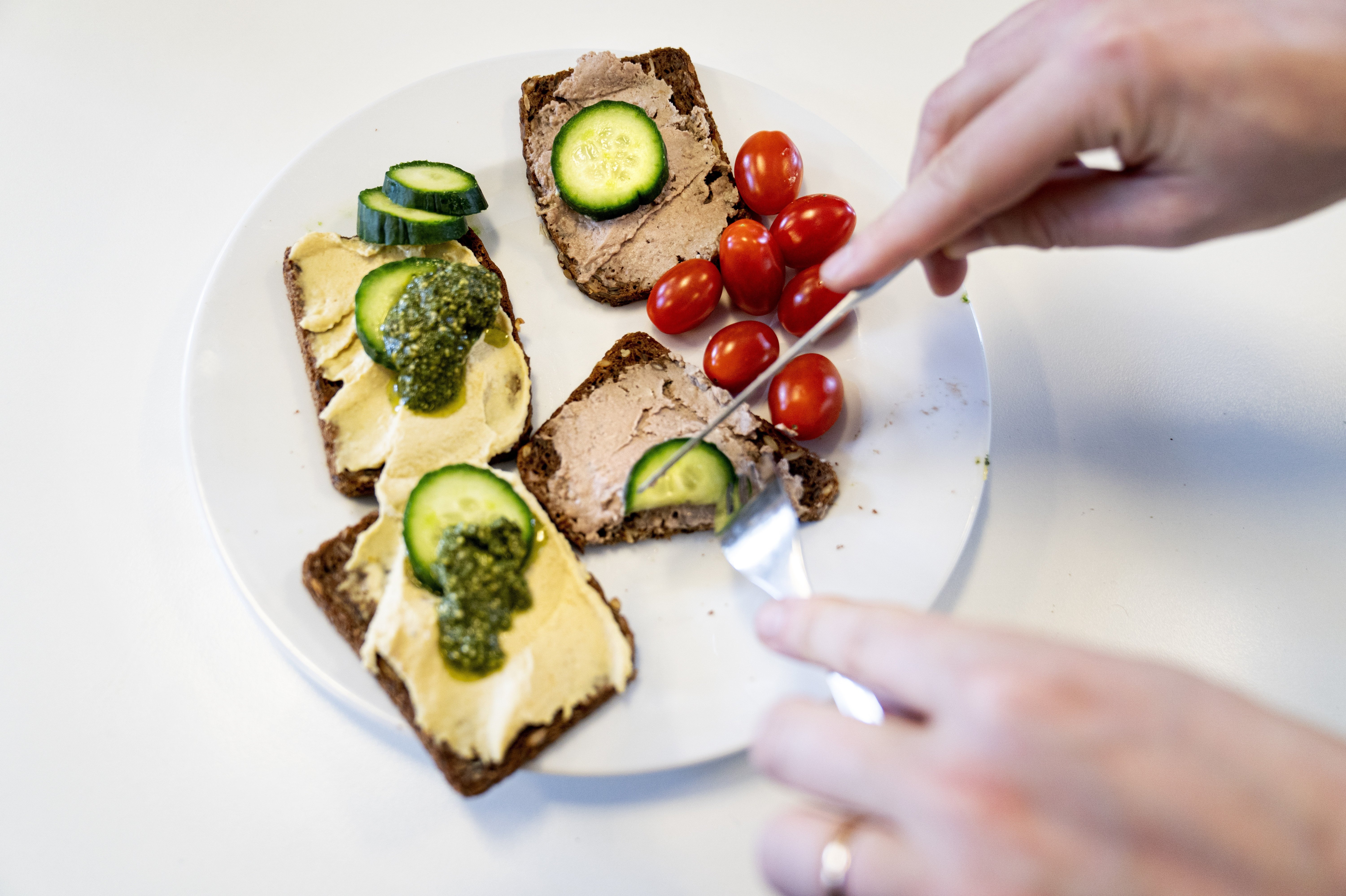 Rugbrødsmadder serveres oftest til aftensmad i danske hjem ...
