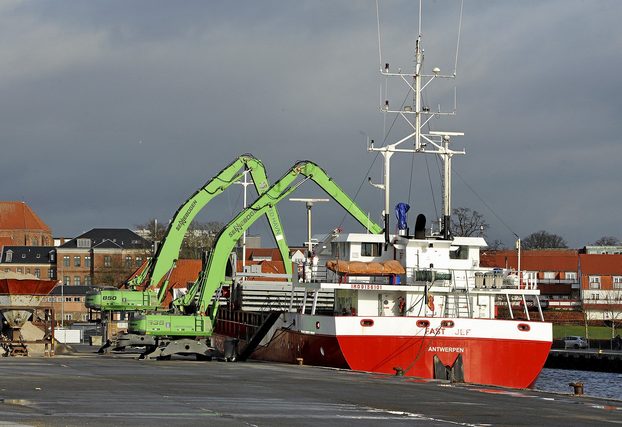 Der er delte meninger om hvorvidt en erhvervshavn i byen er rentabel.