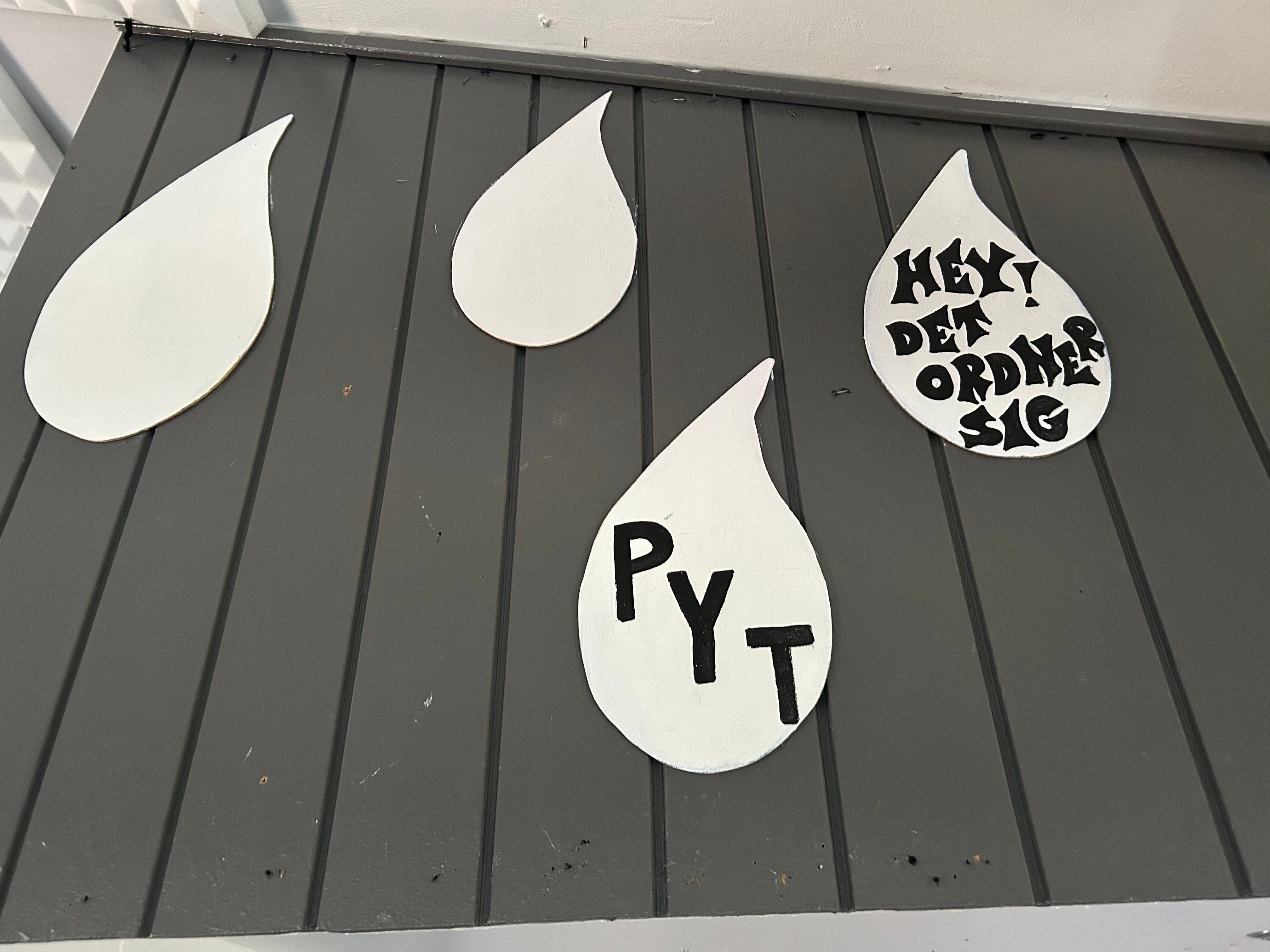 "Pyt" og "Hey! Det ordner sig". Udsagnene pryder væggen i Fritidsgården, og det bliver de ved med fremover.