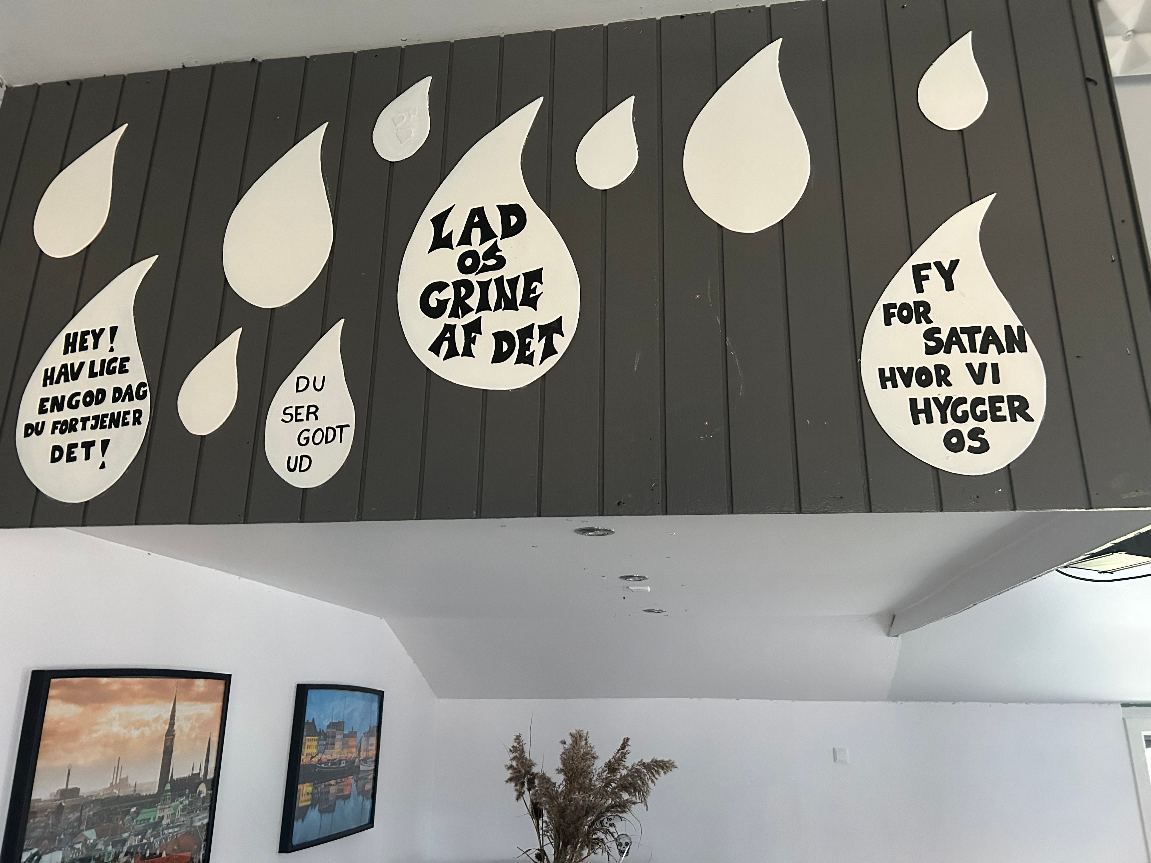 "Fy for satan hvor vi hygger os". "Lad os grine ad det". "Hey! Hav lige en god dag - du fortjener det!". Udsmykningen her hænger på førstesalen i Fritidsgården, hvor "de store" i SFO2 holder til.