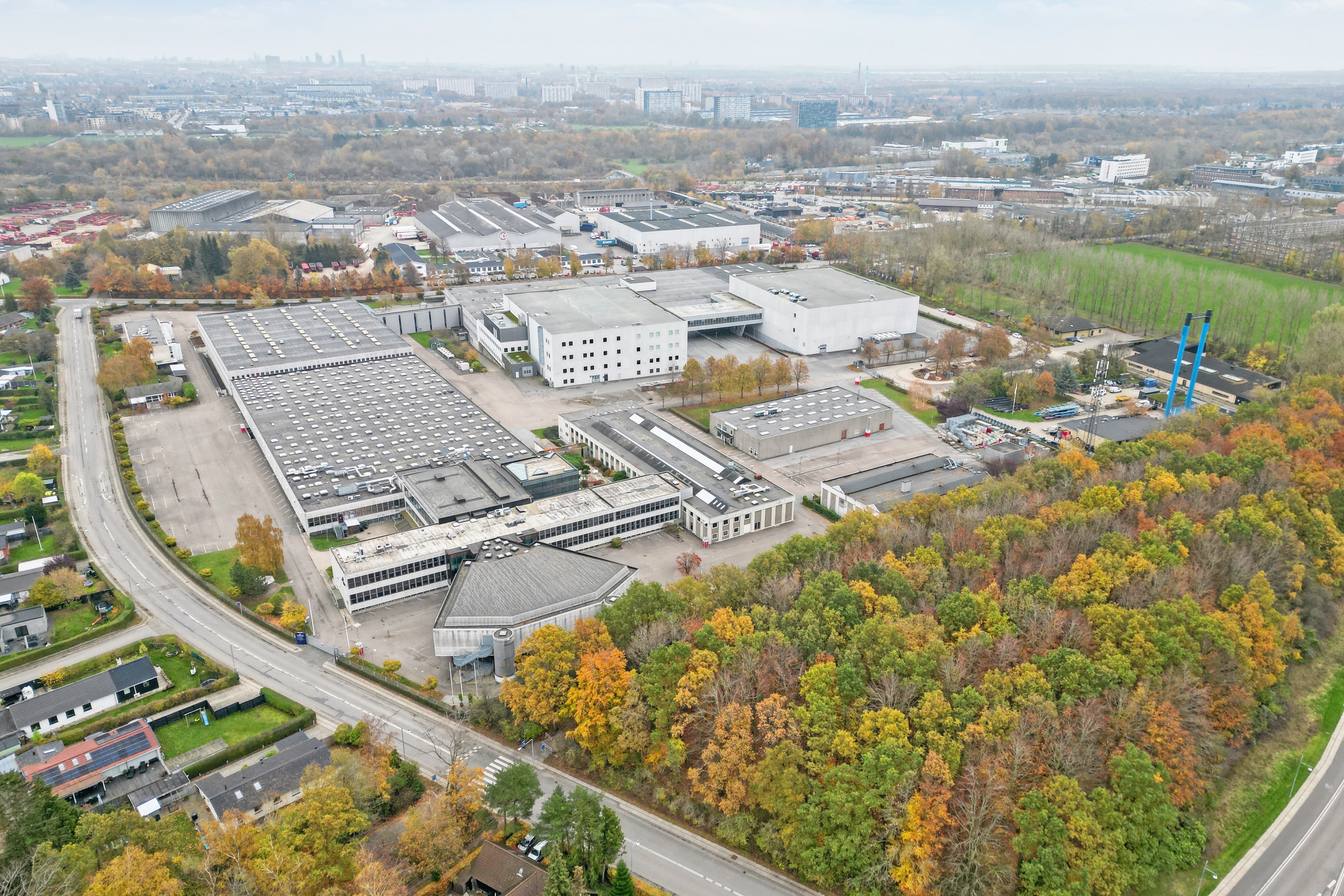 Bygningerne strækker sig over 94.000 kvadratmeter. - EDC Erhverv Poul Erik Bech Bygningerne strækker sig over 94.000 kvadratmeter.