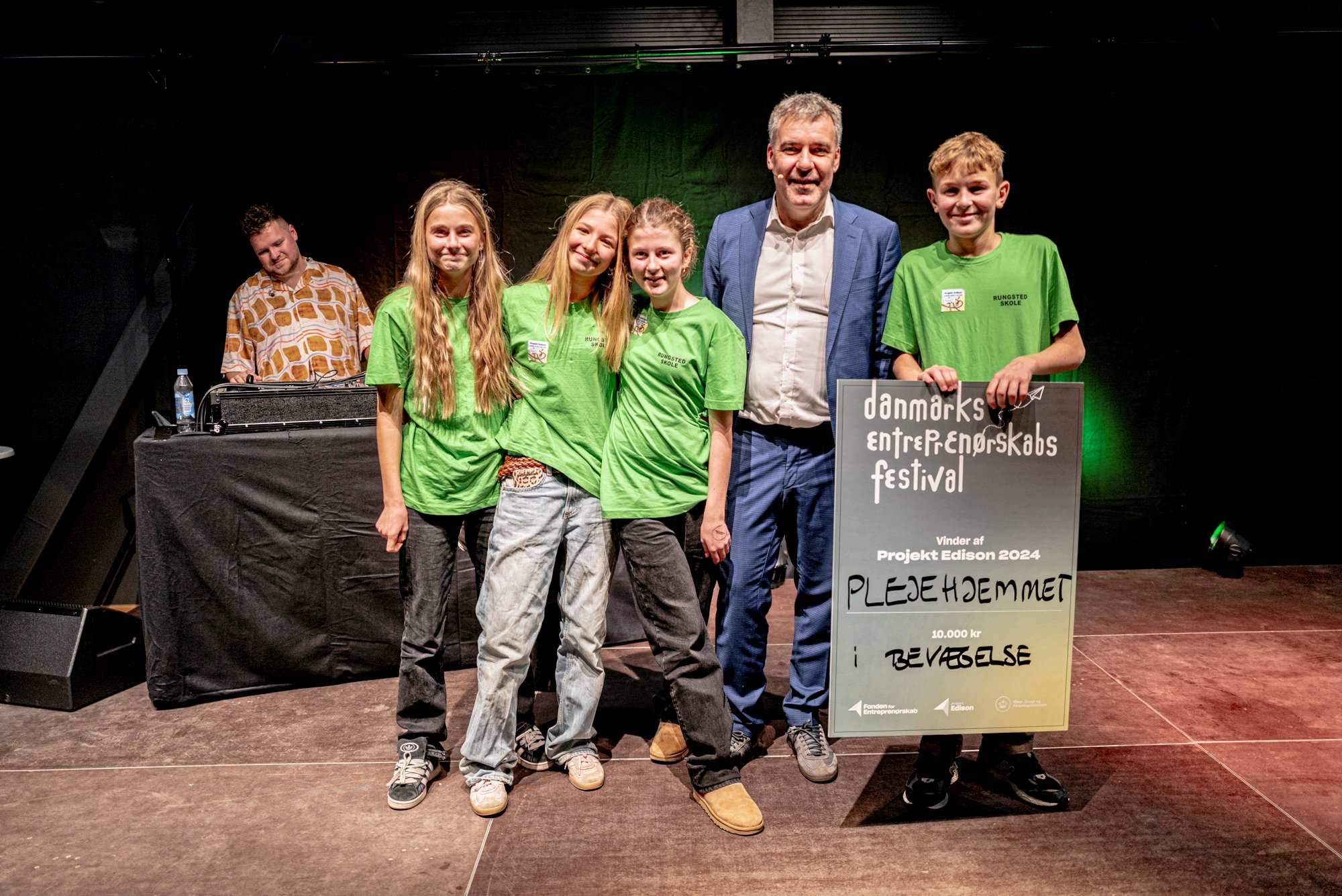 Årets bedste idé ved Projekt Edison 2024 blev Anna, Isolde, Viktoria og Valdemar, som her lykønskes efter finalesejr i Holbæk af klima-, energi- og forsyningsminister Lars Aagaard (M).