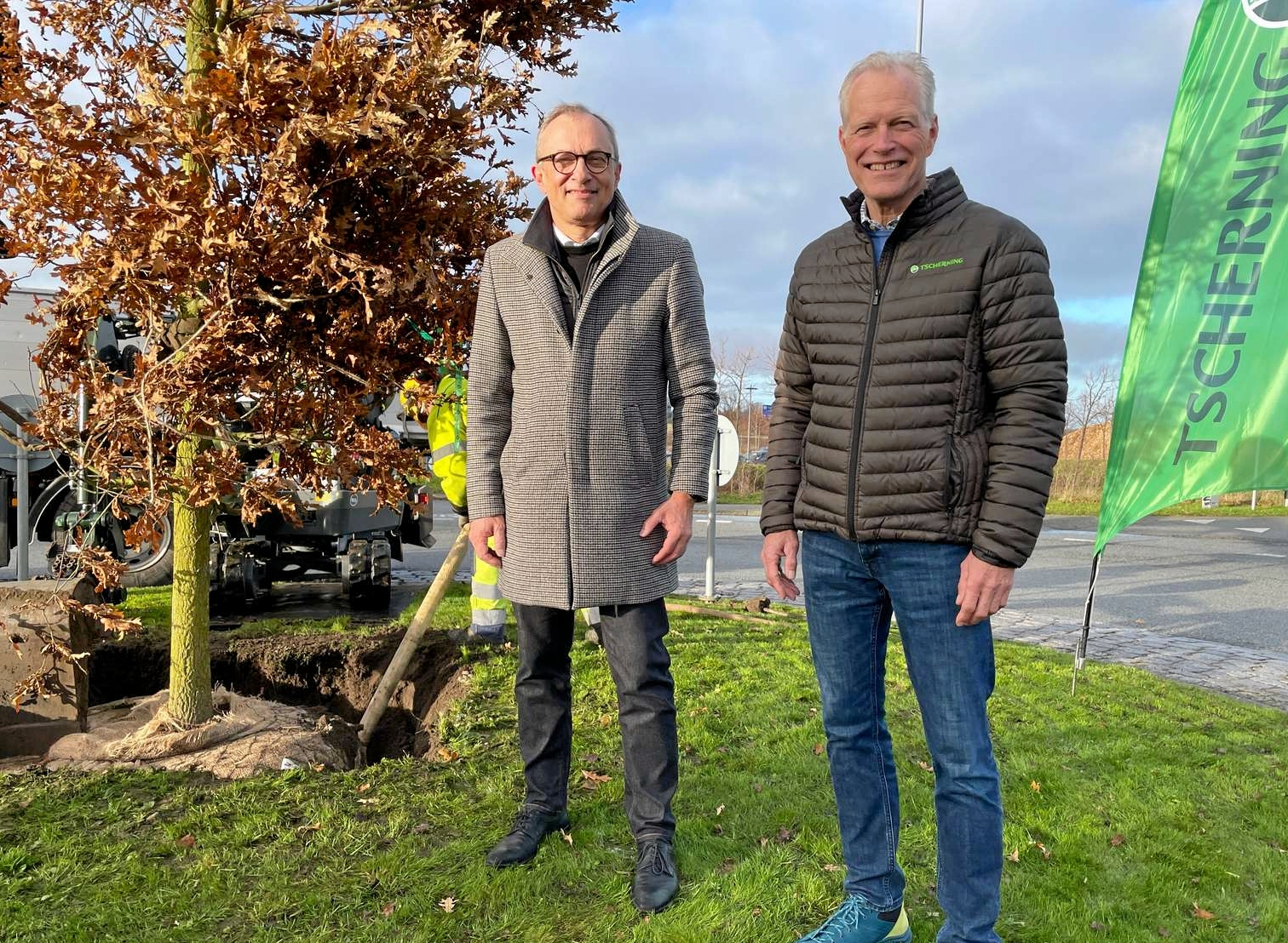 Efter plantning sagde borgmester Michael Ziegler til lykke til Søren Tscherning. - Høje-Taastrup Kommune Efter plantning sagde borgmester Michael Ziegler til lykke til Søren Tscherning.