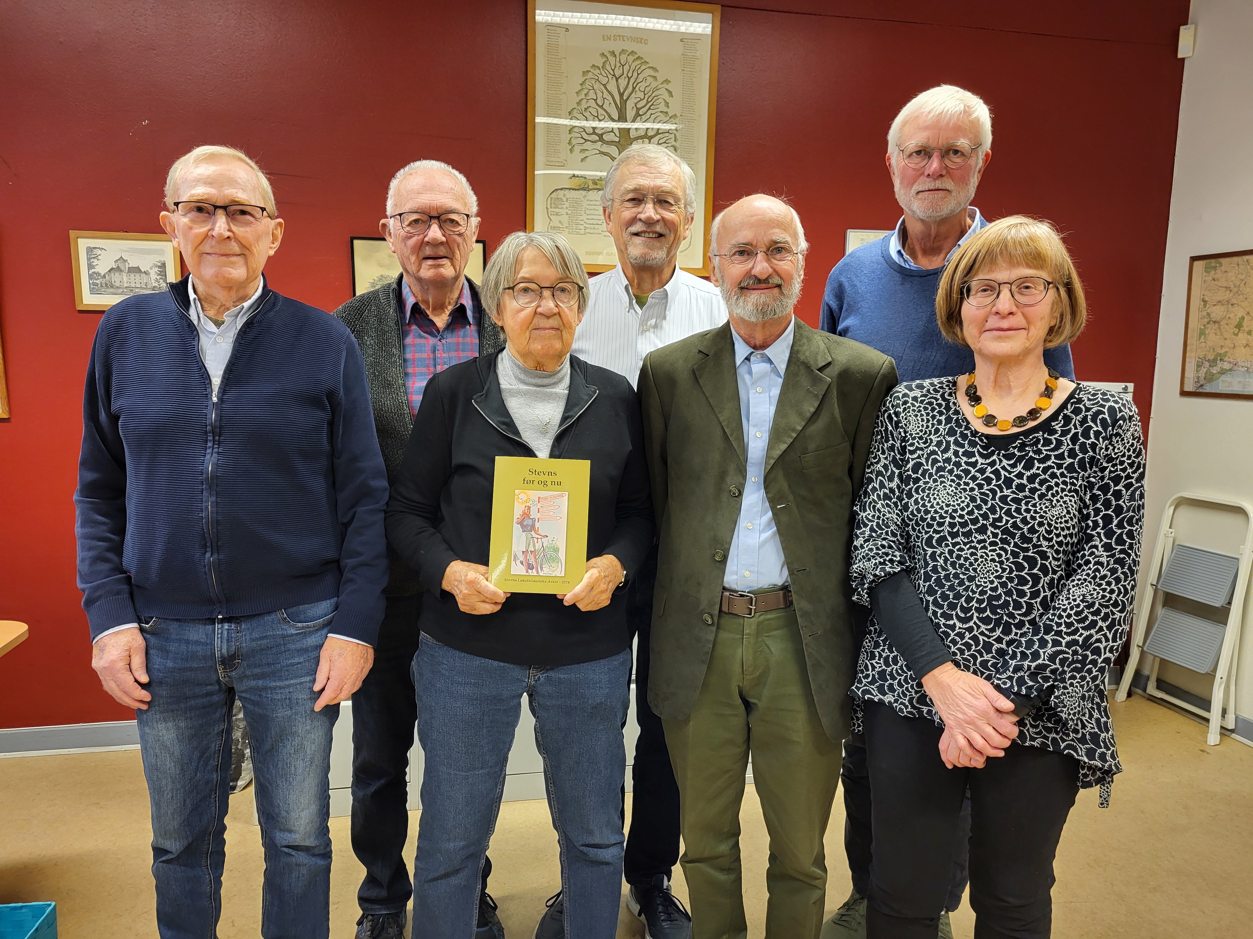 Holdet bag "Stevns før og nu - 2024". Fra venstre mod højre: Arkivets formand Poul Henriksen, Ole Christensen, Poula Backs, Henning P. Nielsen, Søren Krøjer, Max Poulsen og Dorthe Poulsen. Annette Sjølund var ikke til stede på dagen.