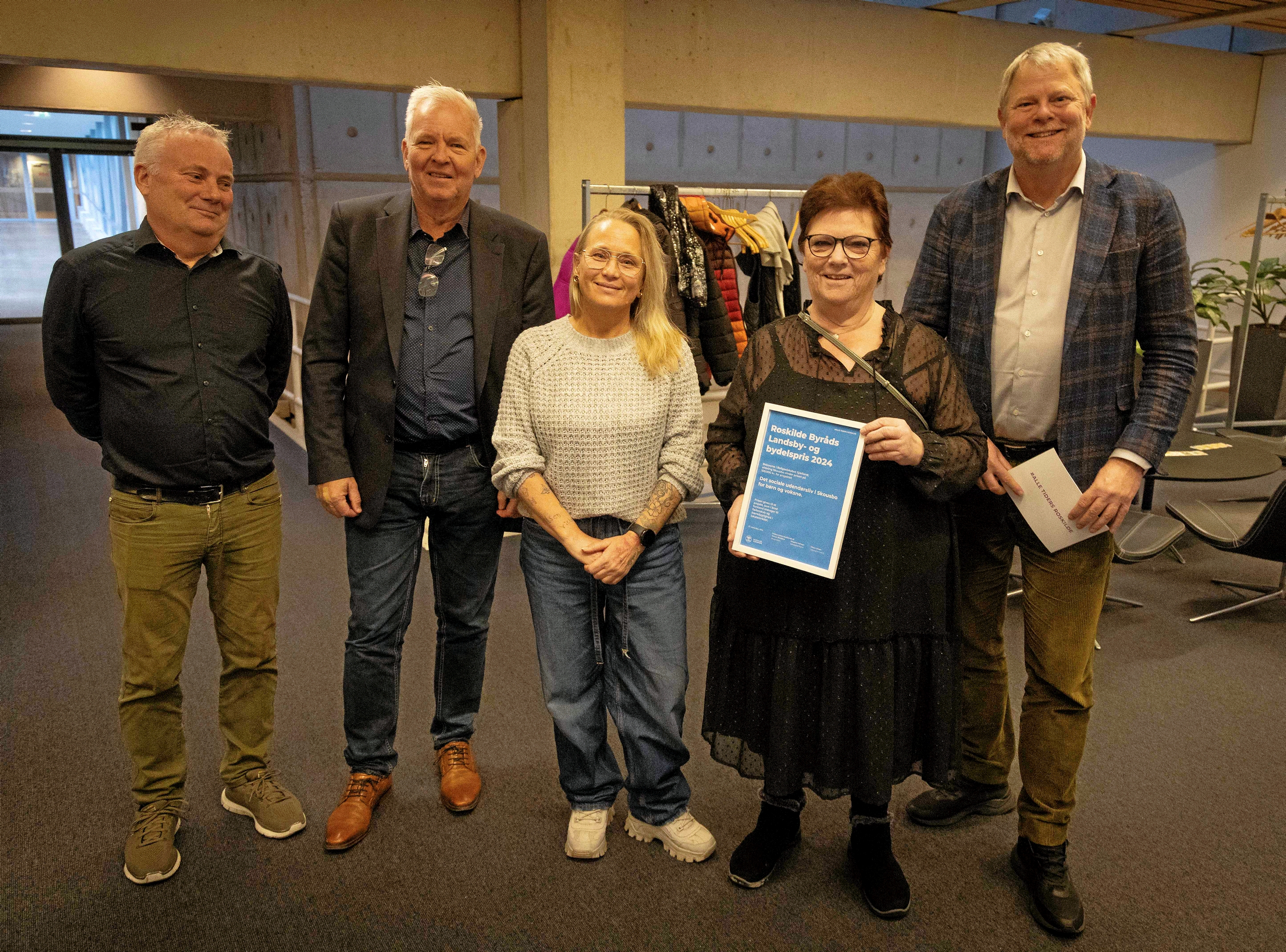 Fra venstre Claus Larsen, Mogens Hallager, Katja Hougaard Bjarnaa-Andersen, som er formand for afdelingsbestyrelsen i Boligselskabet Sjællands afdeling Skousbo 1, Annette Sørensen, som er beboer i Skousbo, samt Tomas Breddam. - Roskilde Kommune Fra venstre Claus Larsen, Mogens Hallager, Katja Hougaard Bjarnaa-Andersen, som er formand for afdelingsbestyrelsen i Boligselskabet Sjællands afdeling Skousbo 1, Annette Sørensen, som er beboer i Skousbo, samt Tomas Breddam.