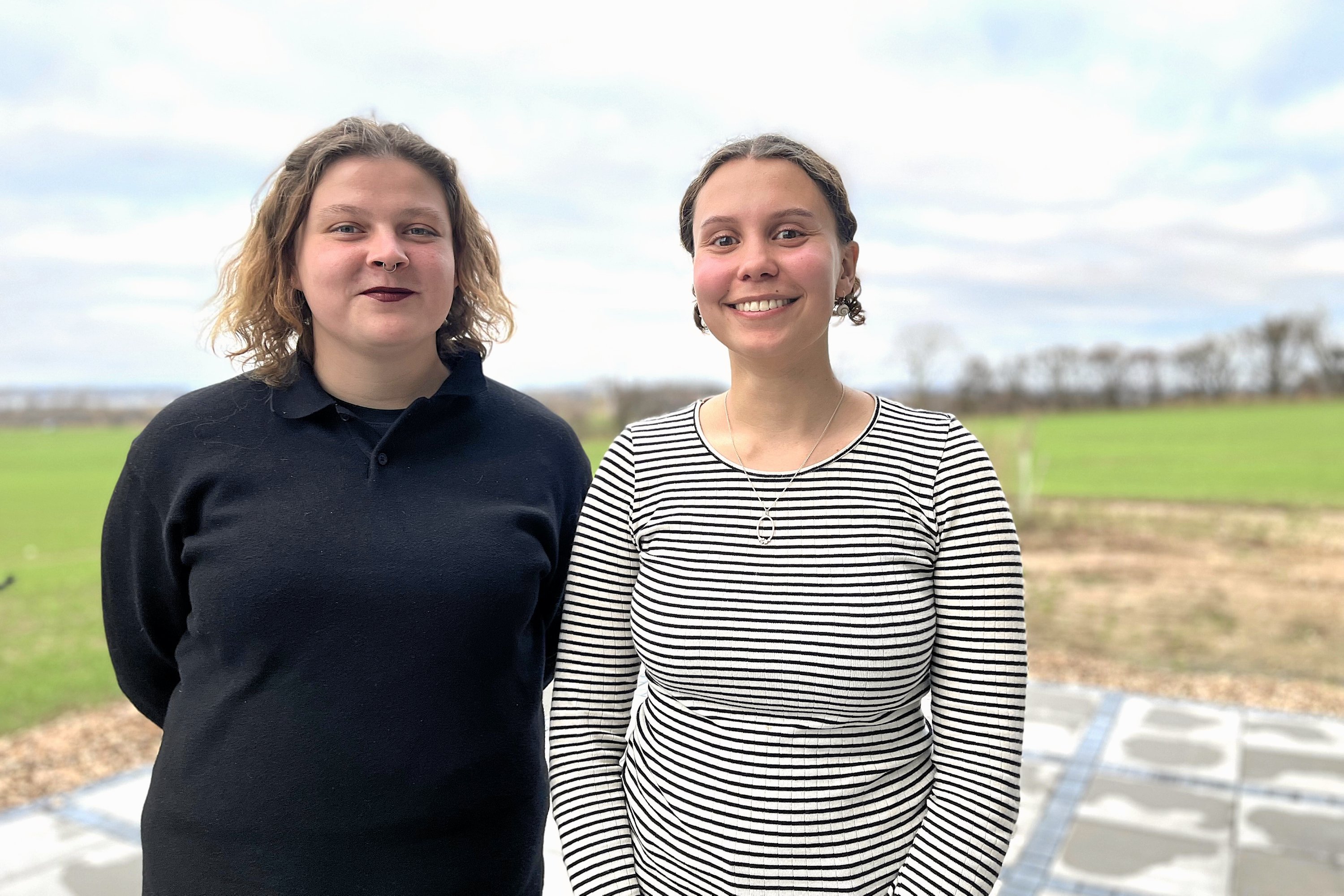Amelia Dahlgaard (t.v.) og Esther dos Santos (t.h.) bor til dagligt i store byer på Sjælland. I sidste uge var de dog på udebane.