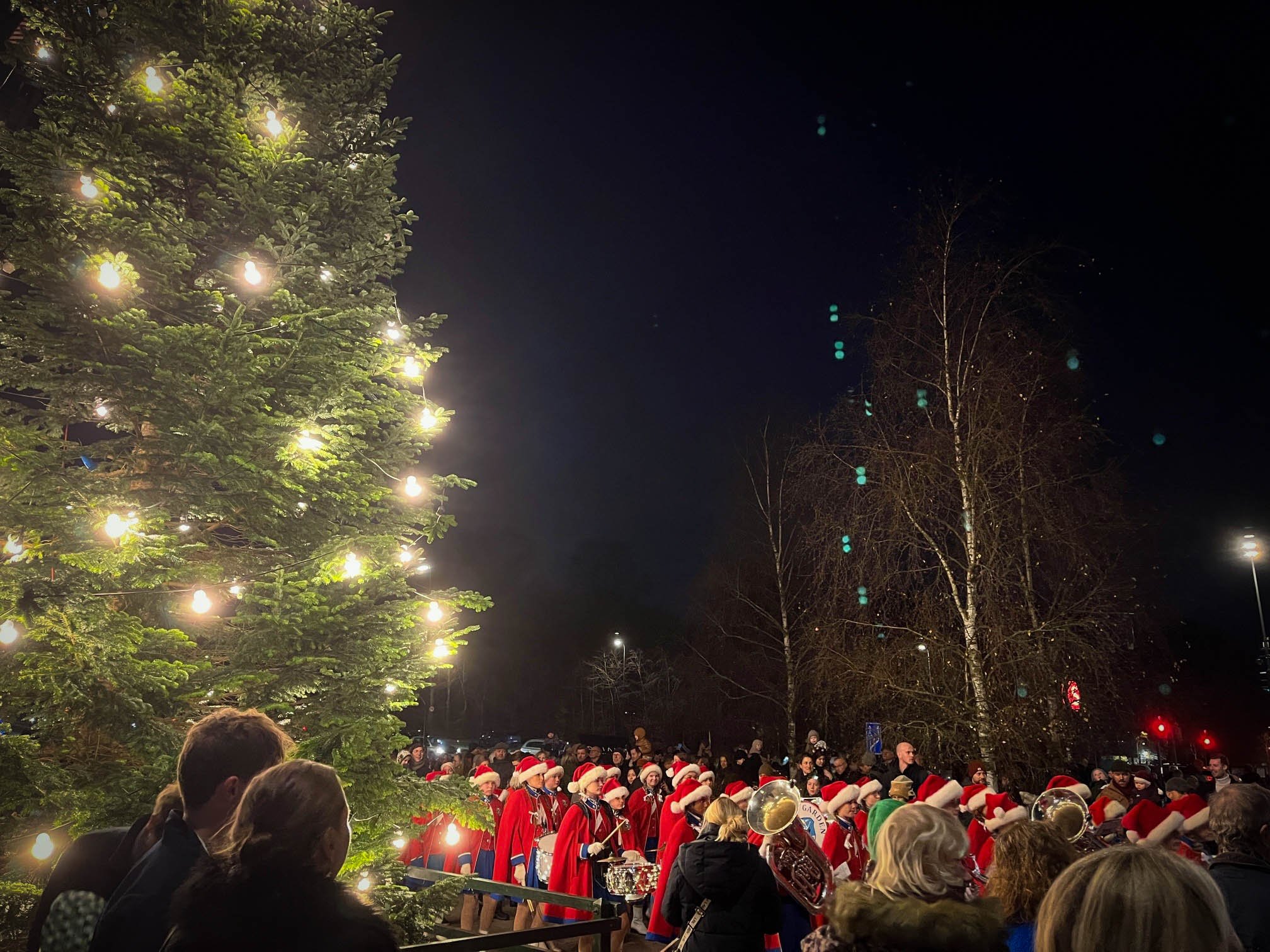 Juletræstænding på rådhuspladsen i Holte.