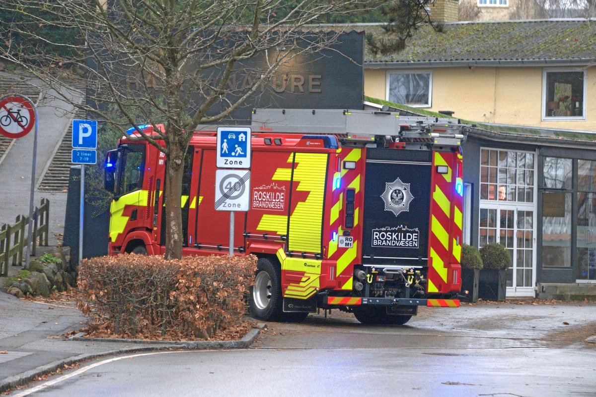 Roskilde Brandvæsen måtte mandag hjælpe en ung kvinde, som var gået ud i vandet ved Strandgade.