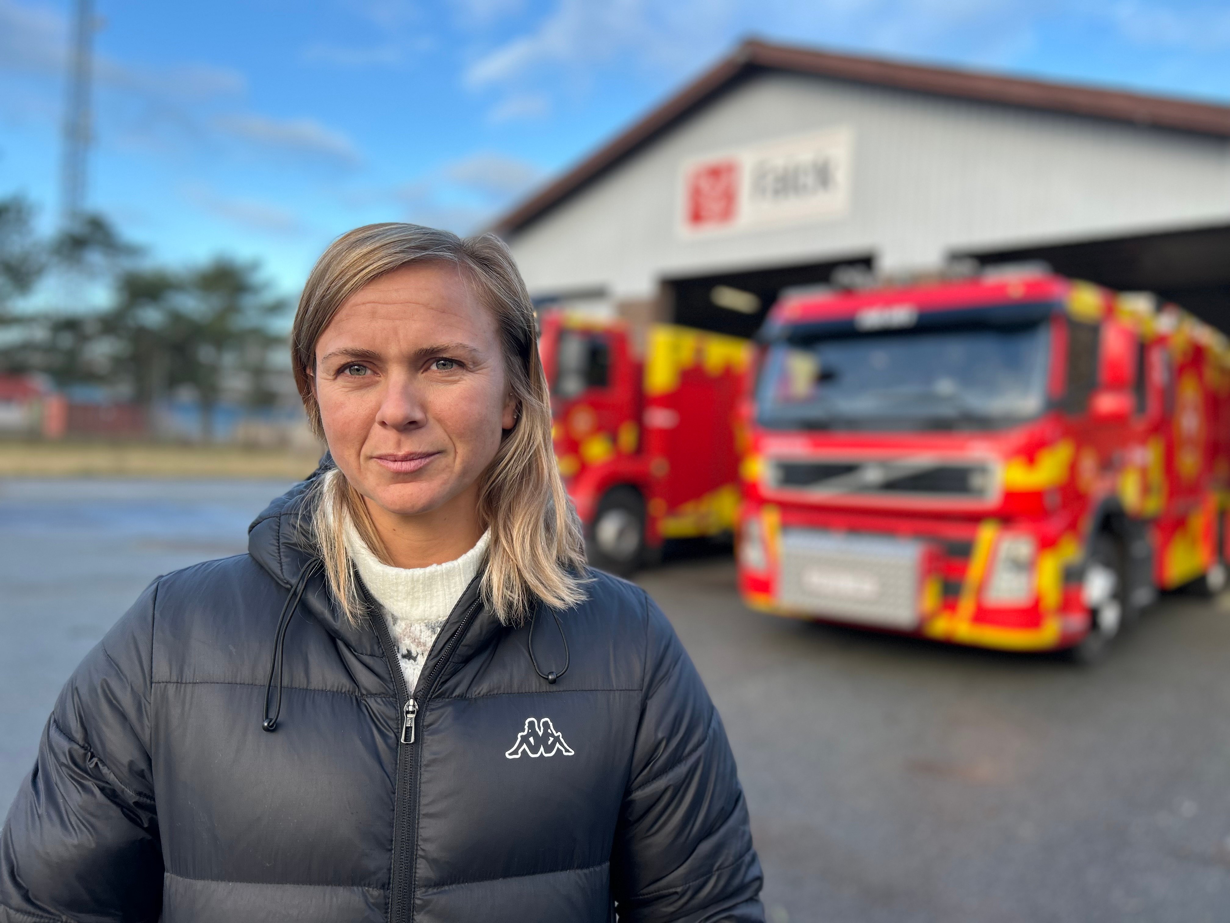 Mette Andersen, stationsleder på Falck-stationen i Hårlev, er bekymret for udsigten til flere børn i et område, hvor brandbiler skal kunne rykke hurtigt til brand.