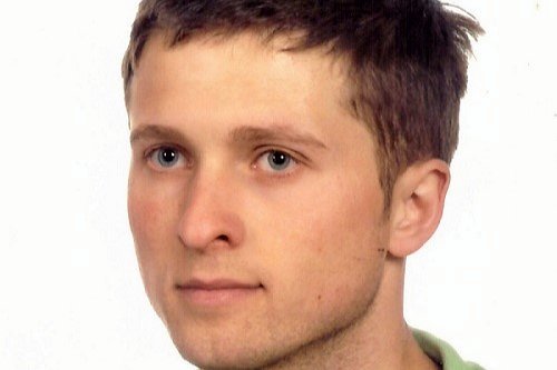 Kamil Kałużyński blev 37 år gammel. han blev brutalt knivdræbt i Holbæk 19. november 2024. Nu begynder retssagen mod en 34-årig mand tiltalt for drabet.