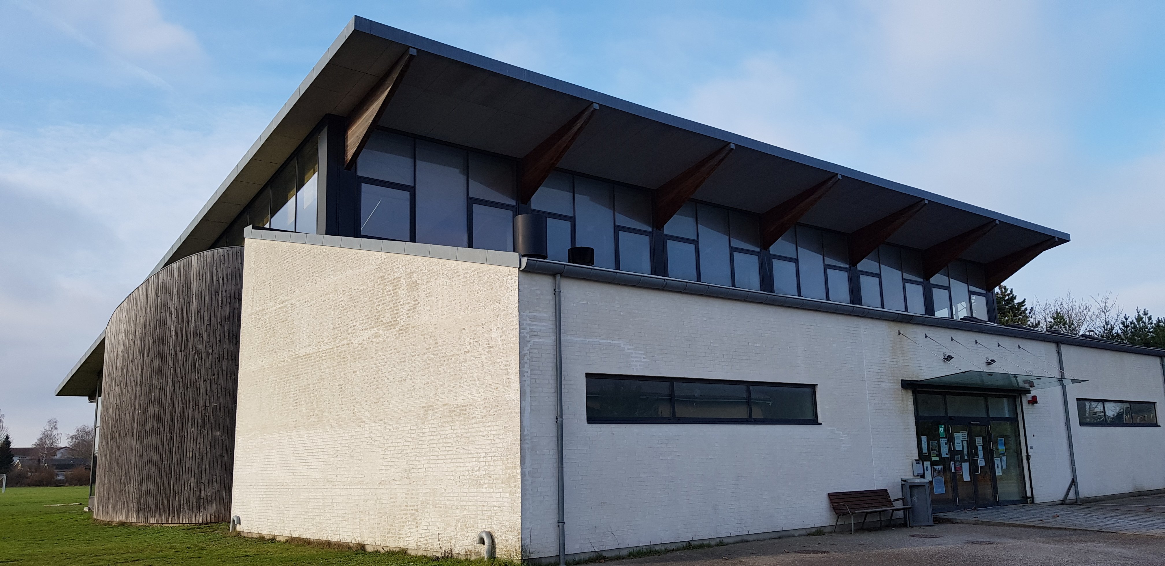 Nykøbing Sjælland Svømmehal skal nu både akut flise-repareres og have en grundig undersøgelse af hele svømmehallens tilstand. .