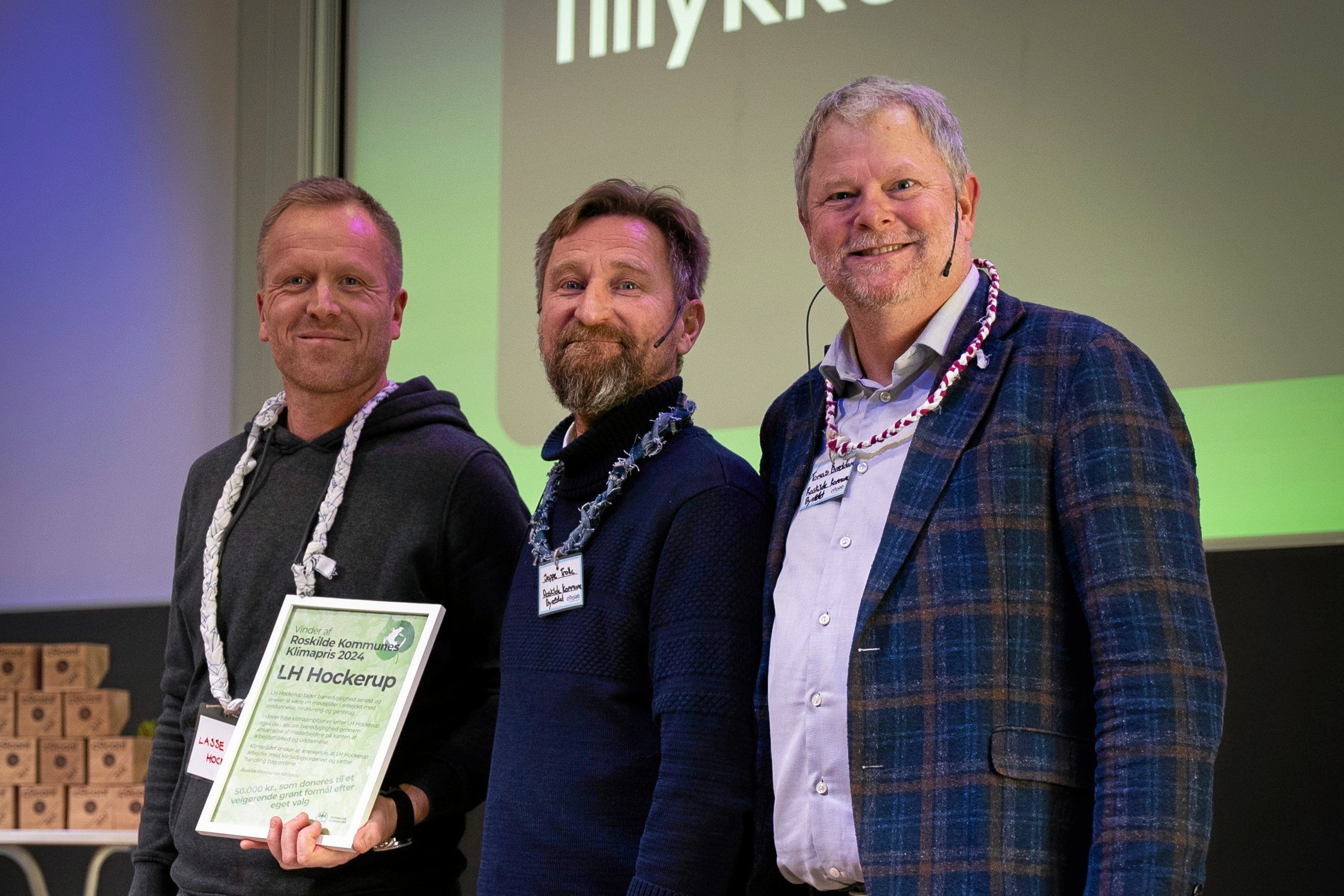LH Hockerup har modtaget Klimaprisen 2024. Fra venstre ses direktør Lasse Hockerup, formand for Roskilde Kommunes Klimaråd, Jeppe Trolle (R), og borgmester Tomas Breddam (S).