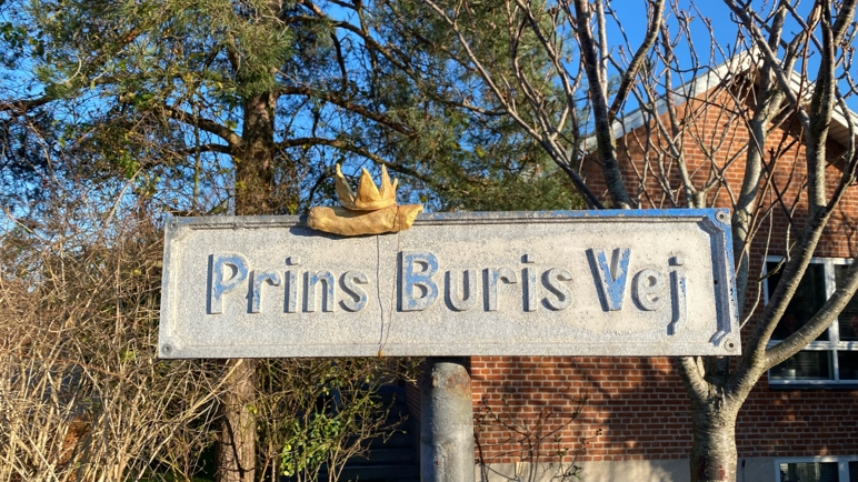 Prins Buris Vej er illustreret af en prinsekrone, men hans historie, der er grundigt sammenflettet med Liden Kirstens, indeholder en større fortælling, der ikke er lige til at forme i trylledej. - Jens Lauritzen Prins Buris Vej er illustreret af en prinsekrone, men hans historie, der er grundigt sammenflettet med Liden Kirstens, indeholder en større fortælling, der ikke er lige til at forme i trylledej.