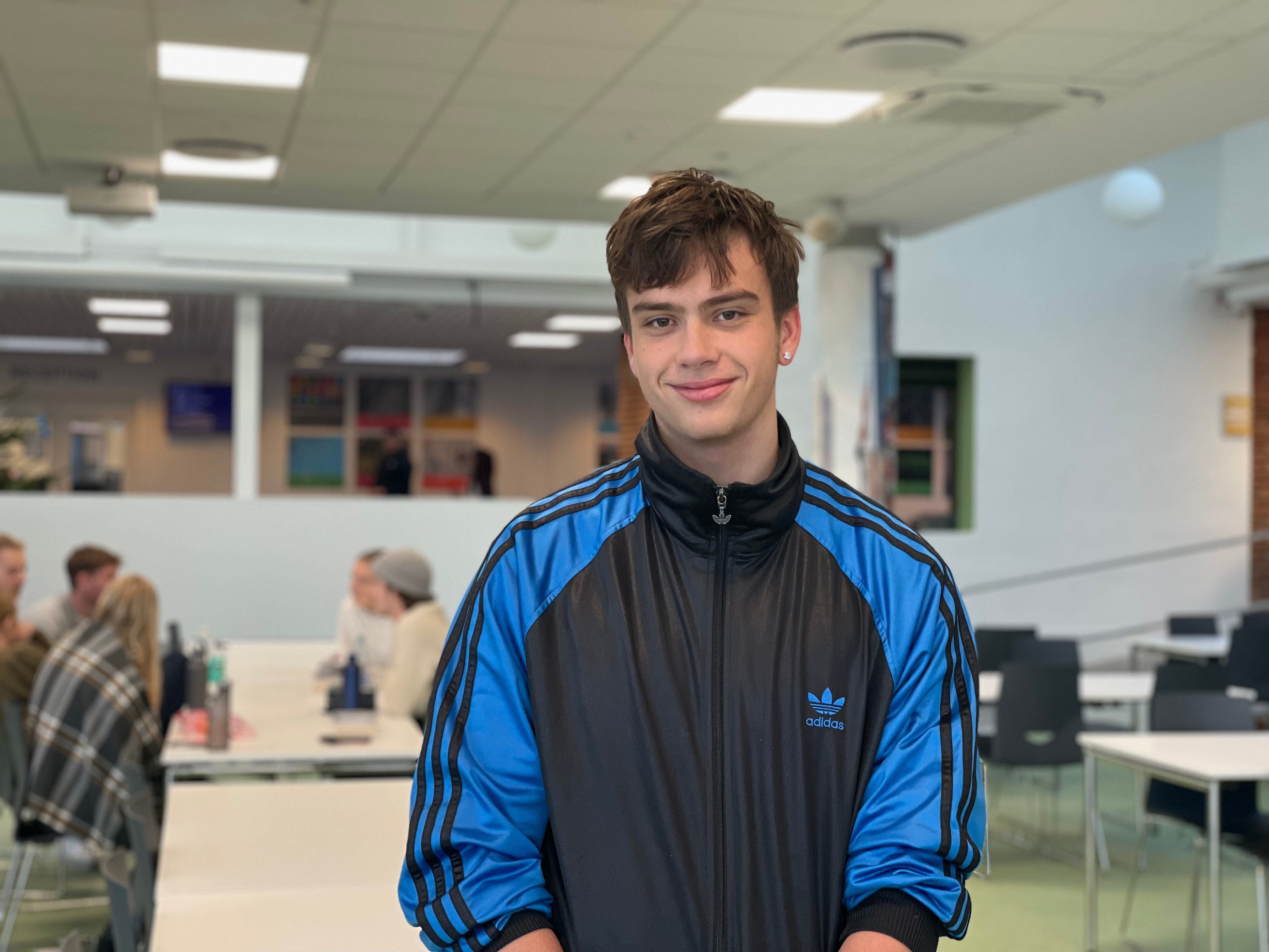 Hver dag tager 16-årige Victor Henrik Birkhøj Rasmussen fra Amager til Ballerup for at gå på hhx-politilinjen på Baltorp Business Gymnasium.