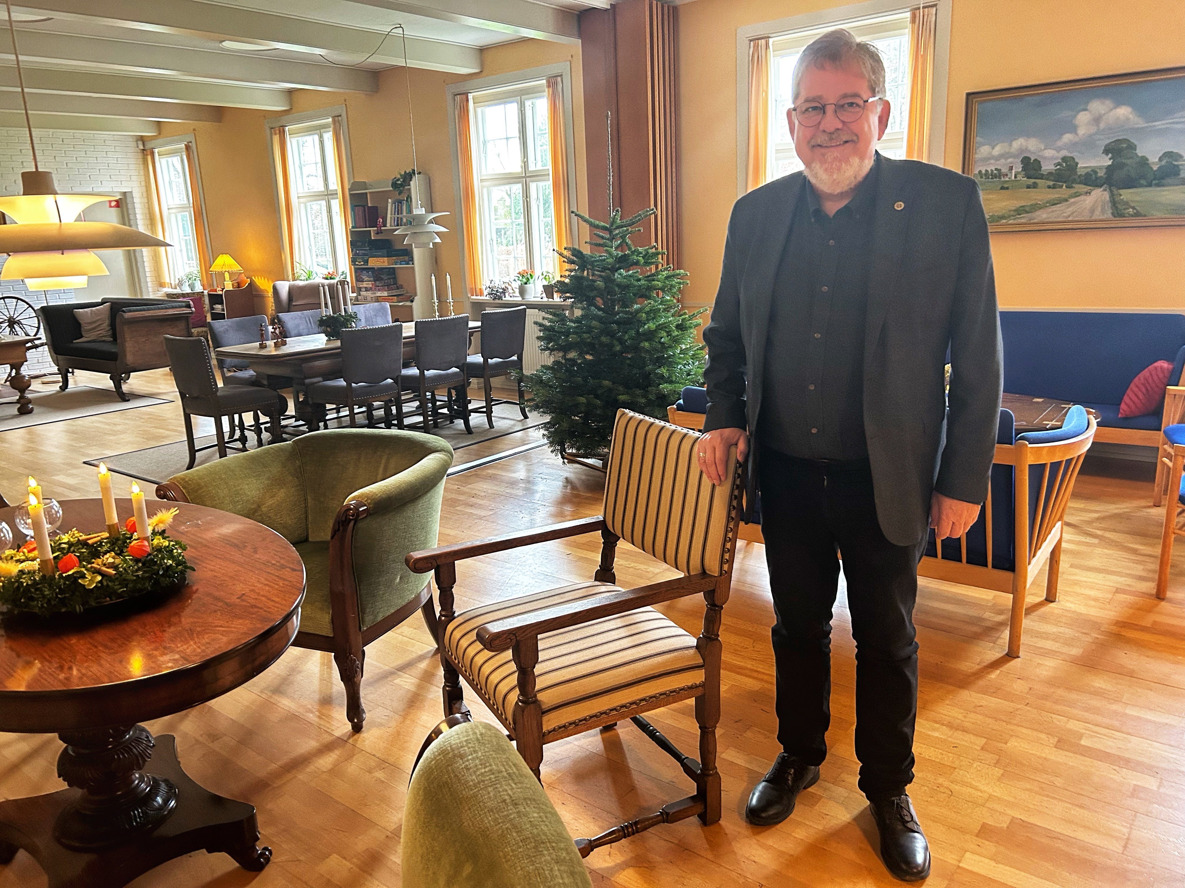 Kim Jacobus Paulsen i Liselunds hyggelige pejsestue.