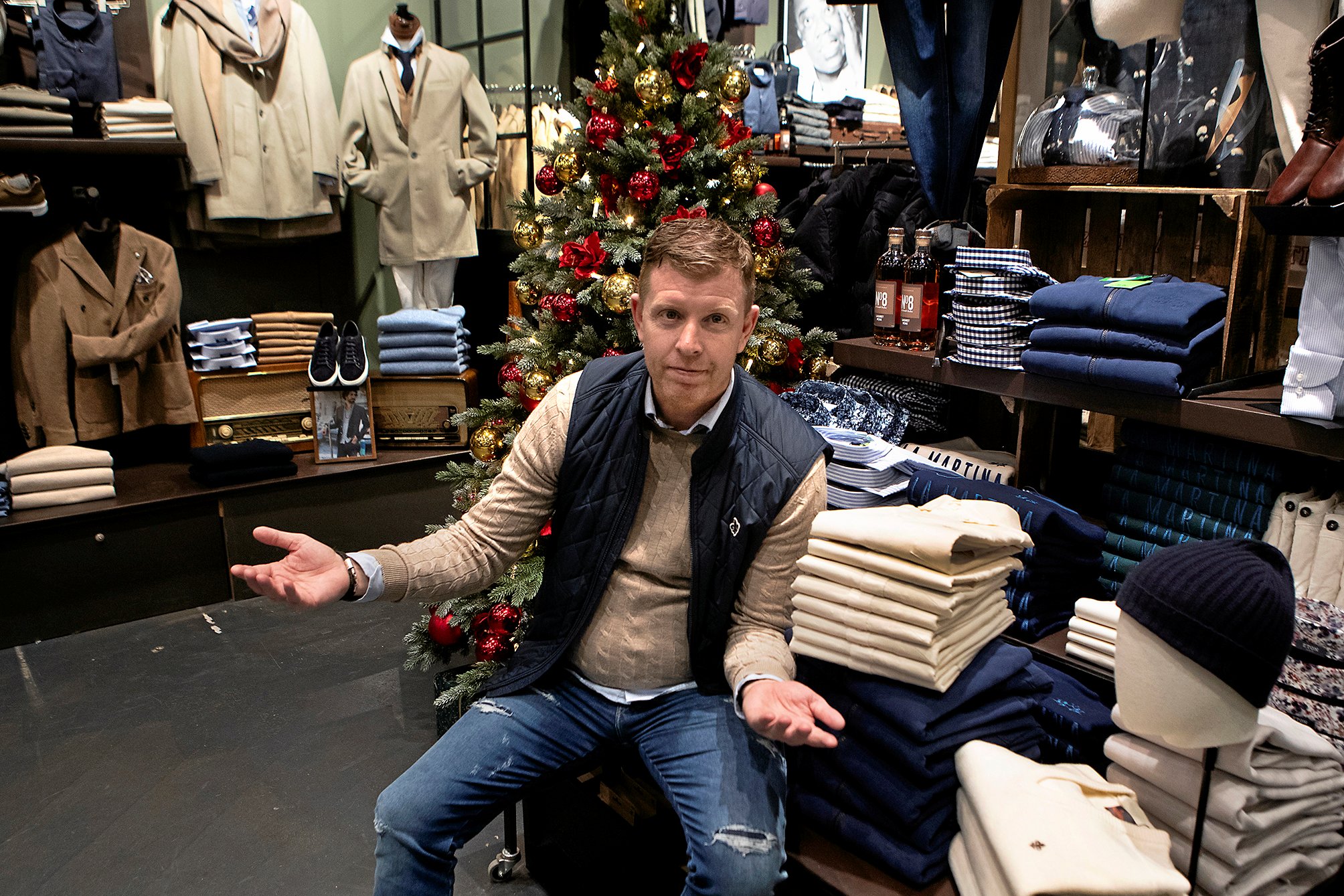 Kenneth Guldager Fischer kan mærke, at der kommer færre kunder i butikken No. 8, efter stort vejarbejde er gået i gang tæt på Ro's Torv.