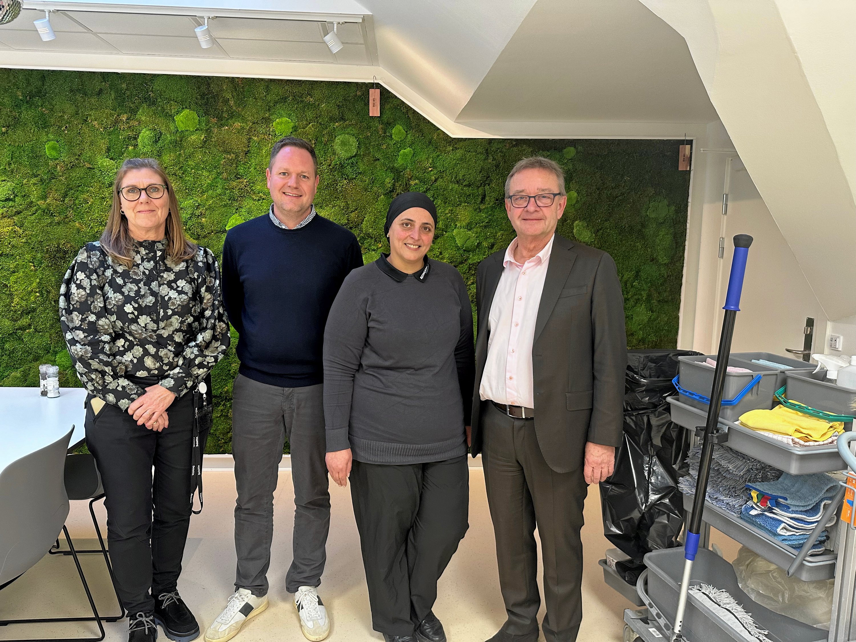 Her er hovedpersonerne bag den nye store rengøringsaftale. Fra venstre Camilla Annette Jensen og Morten Reuber Nielsen fra Næstved Kommune og regionschef Karima Sedik og direktør Jørgen Hertz fra Kongsvang Cleaning & Facility A/S