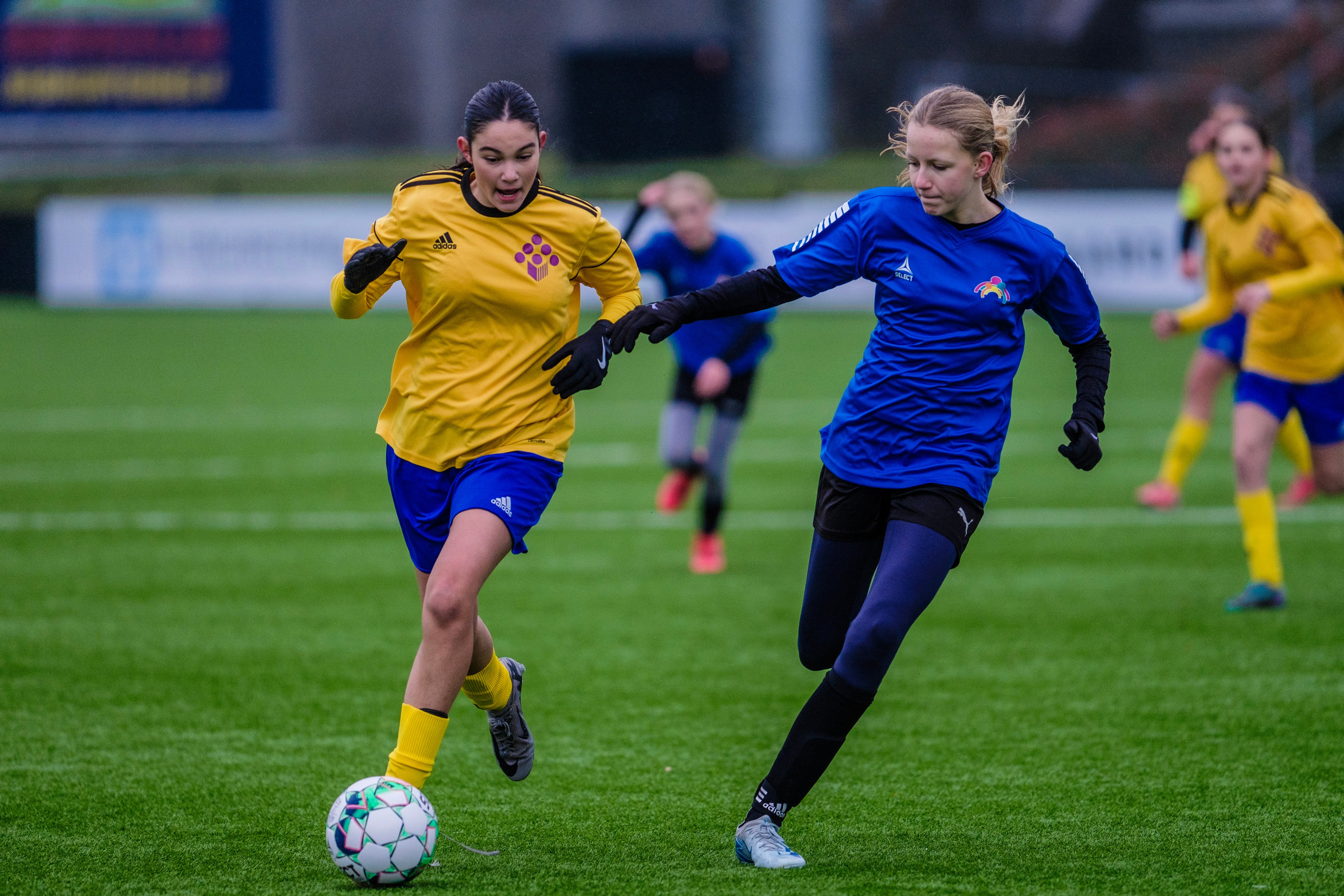 Pigerne fra Brøndbyvester Skole er nu én sejr fra at vinde DBU's store skolefodboldturnering, ligesom drengene gjorde det for tre år siden.