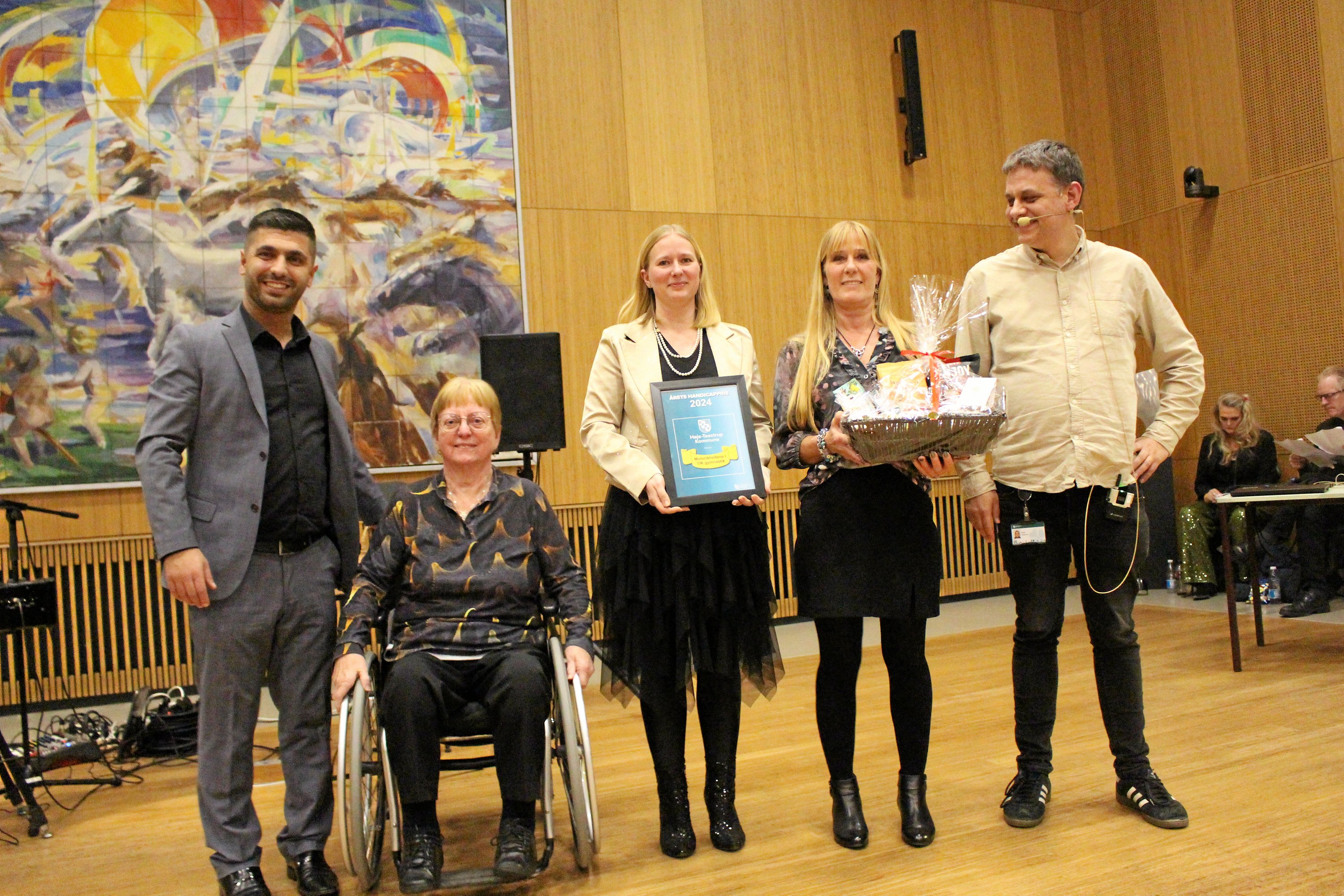 Vinderne fra 2024 - Motorikheltene - står sammen med formanden for Socialudvalget Esat Senturk, som uddelt prisen for personer/grupper, formand for Handicaprådet Erna Christensen samt byrådsmedlem og næstformand i Handicaprådet Emil Viskum.