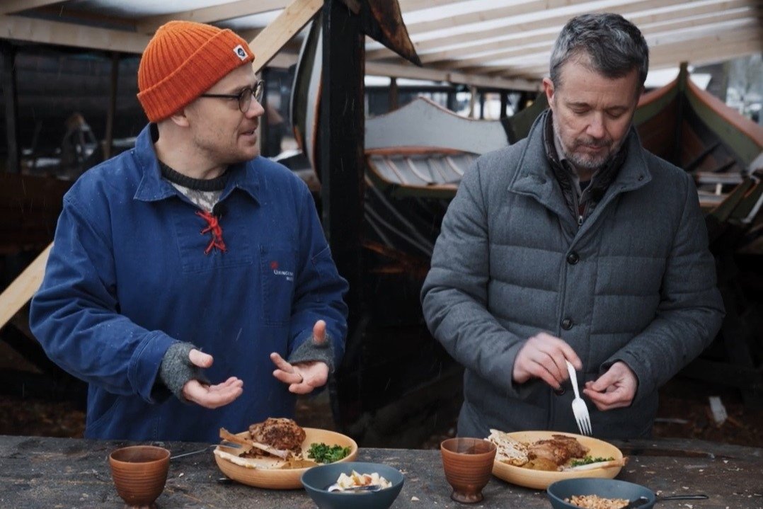 Kong Frederik var på besøg på Vikingeskibsmuseet, og det blev Jacob Nyborg Andreassens opgave at hygge om kongen til første afsnit i Kongehusets adventskalender om jul i Danmark gennem historien.