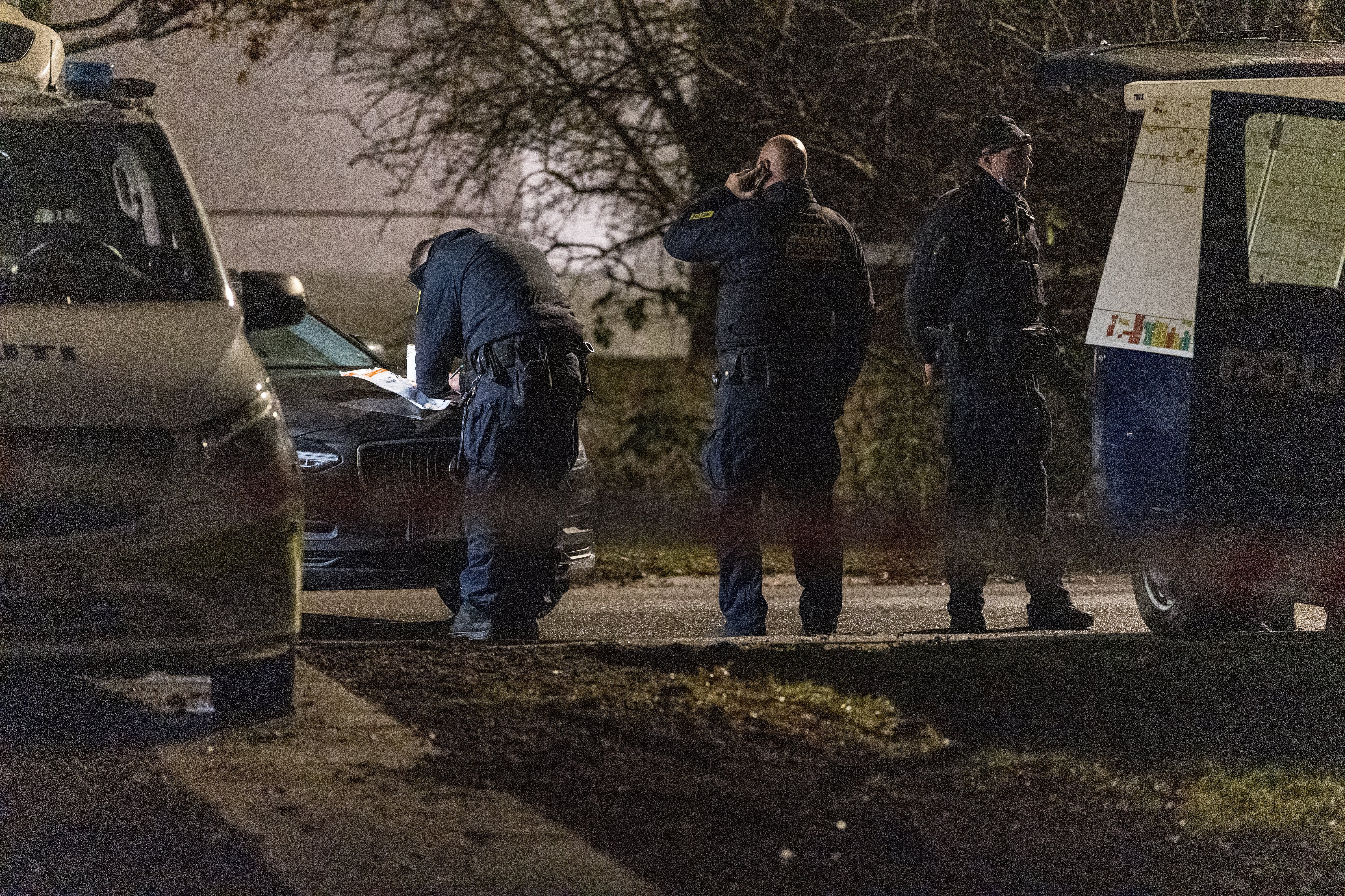 Politiet ses her undersøge området ved Jægerbuen i Ishøj, hvor tre mænd fredag aften blev skudt.