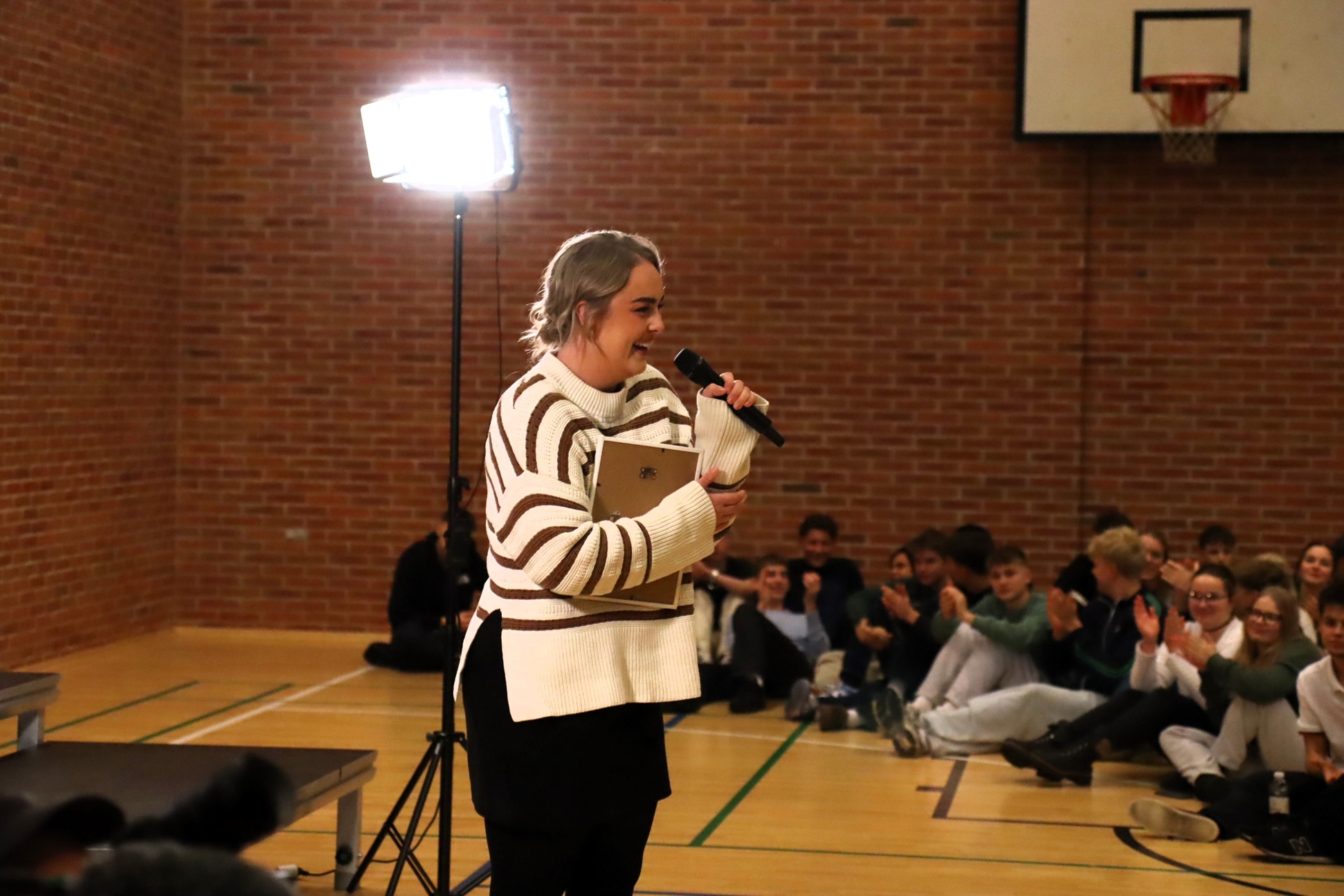 Influencer og youtuber Julia Sofia Aastrup besøgte Himmelev Gymnasium. - Himmelev Gymnasium Influencer og youtuber Julia Sofia Aastrup besøgte Himmelev Gymnasium.