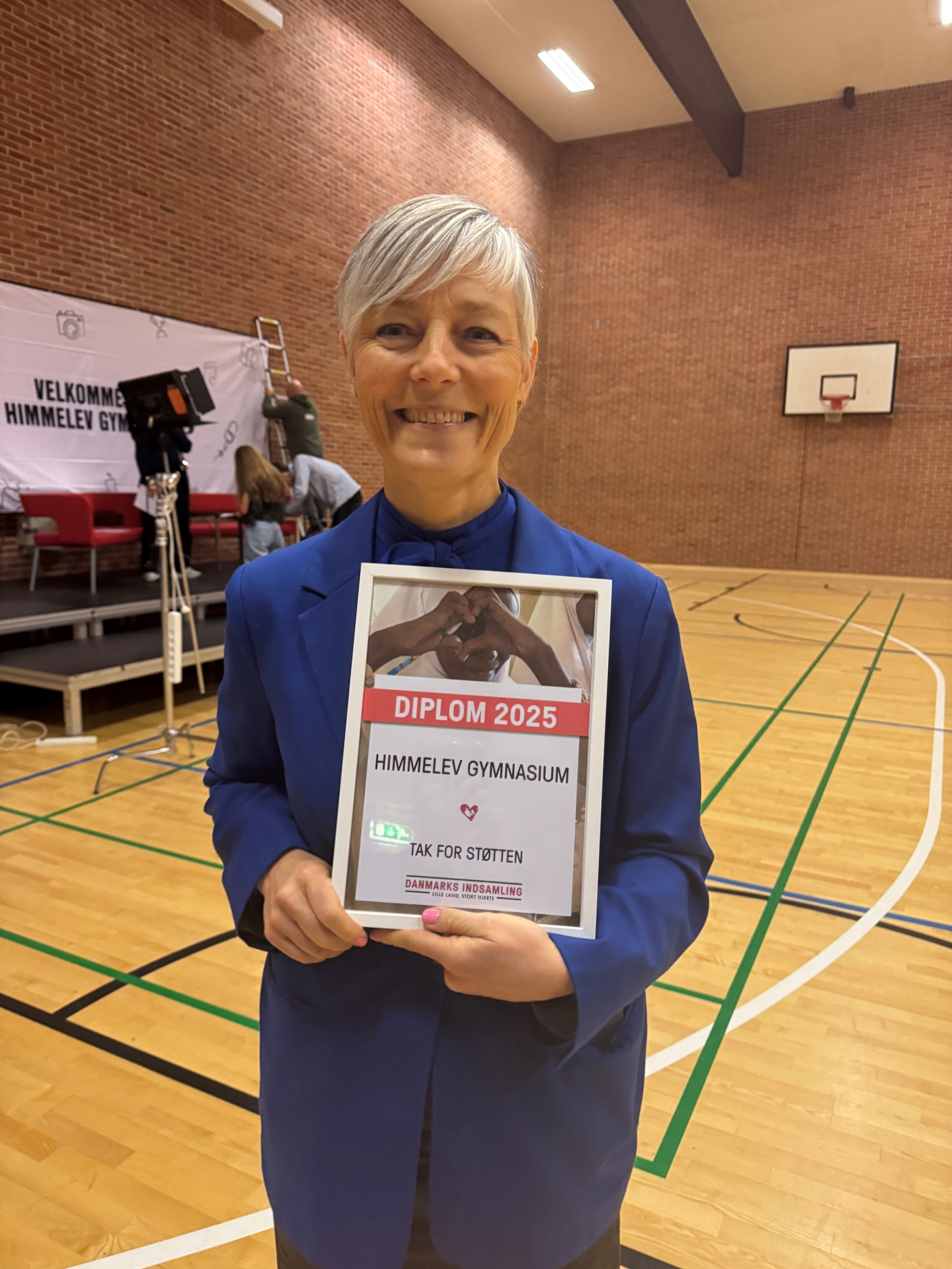 Rektor på Himmelev Gymnasium, Julie Rørdam Thom, har givet et løfte i forbindelse med Danmarks Indsamling. - Himmelev Gymnasium Rektor på Himmelev Gymnasium, Julie Rørdam Thom, har givet et løfte i forbindelse med Danmarks Indsamling.
