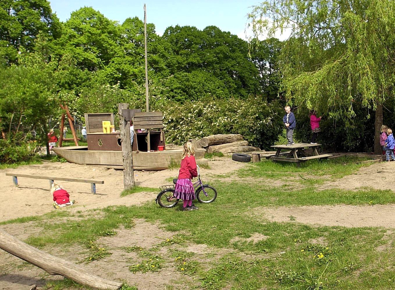- Jeg synes ikke, man tænker på, at der er en vuggestue og børnehave, som skal høre på alt det støj og støj, skriver Karen Petersen.
