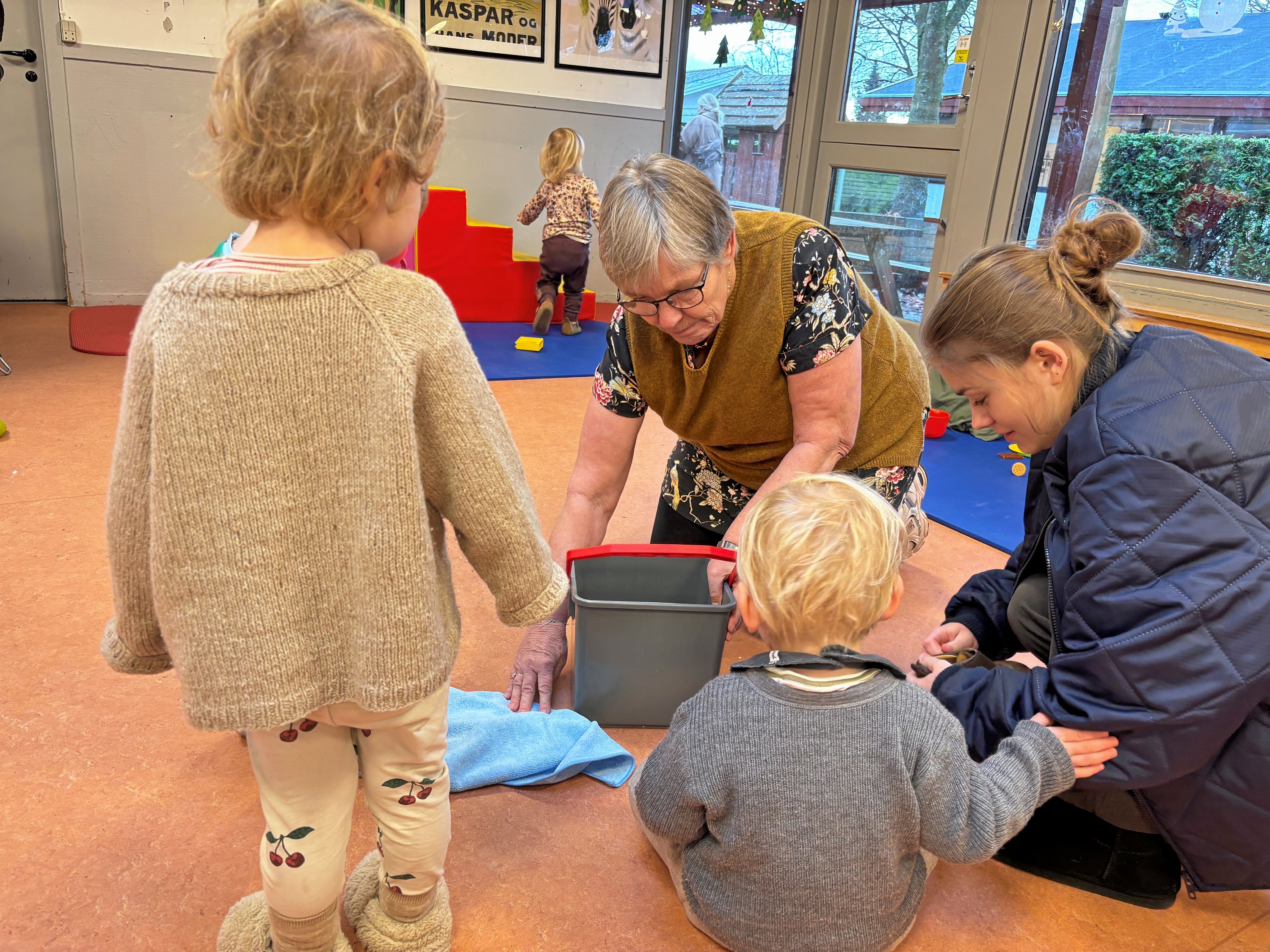 I Børnegården Alsvej må de indimellem tørre vand op fra gulvet, når det drypper fra ovenlysvinduerne. Prisen for en ny institution er blevet mindst 25 millioner dyrere, og der går tre år, før den er klar.