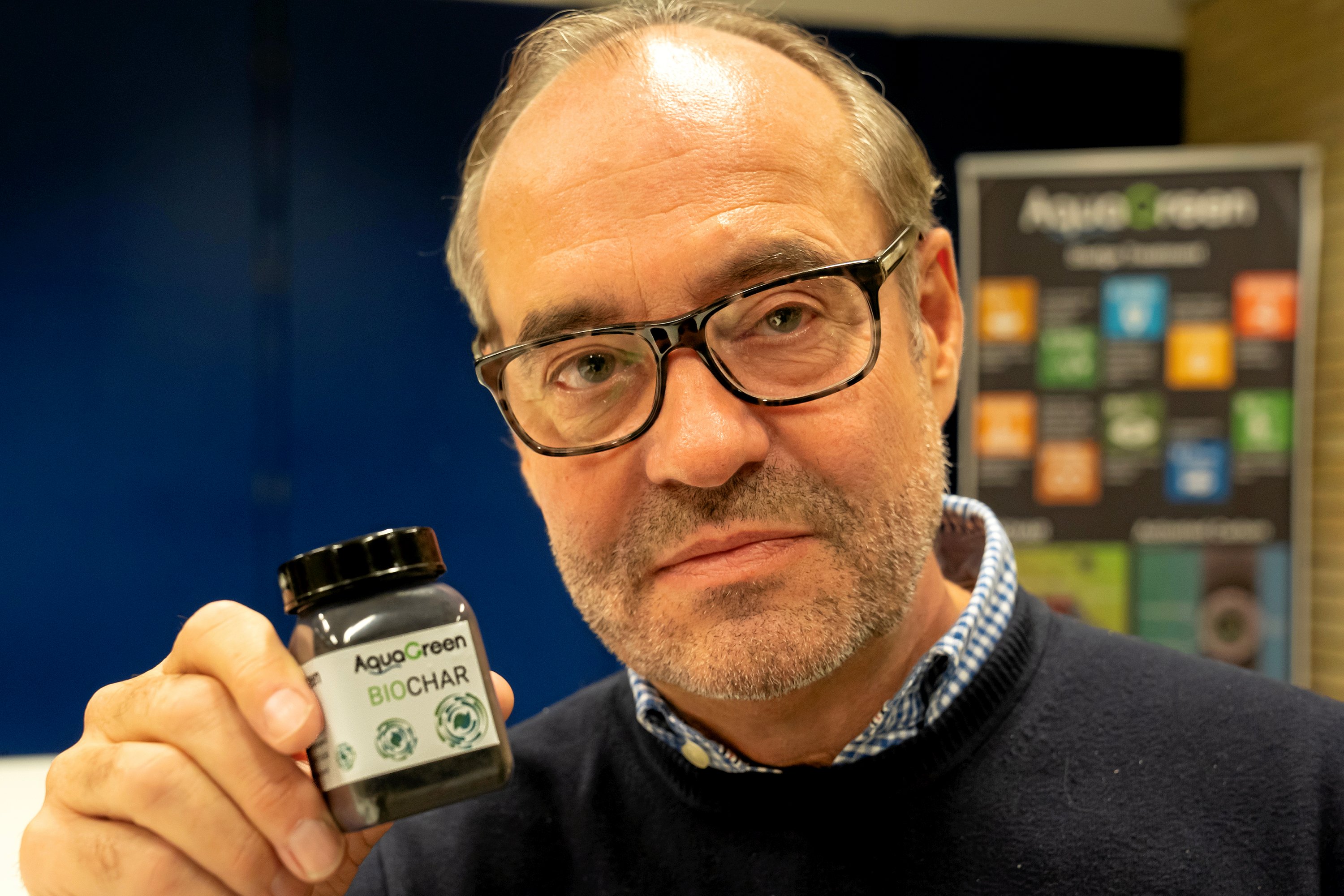 Medstifter og kommerciel direktør hos AquaGreen, Henning Schmidt-Petersen viser lidt af det biokul, som kan løse flere miljøproblemer.