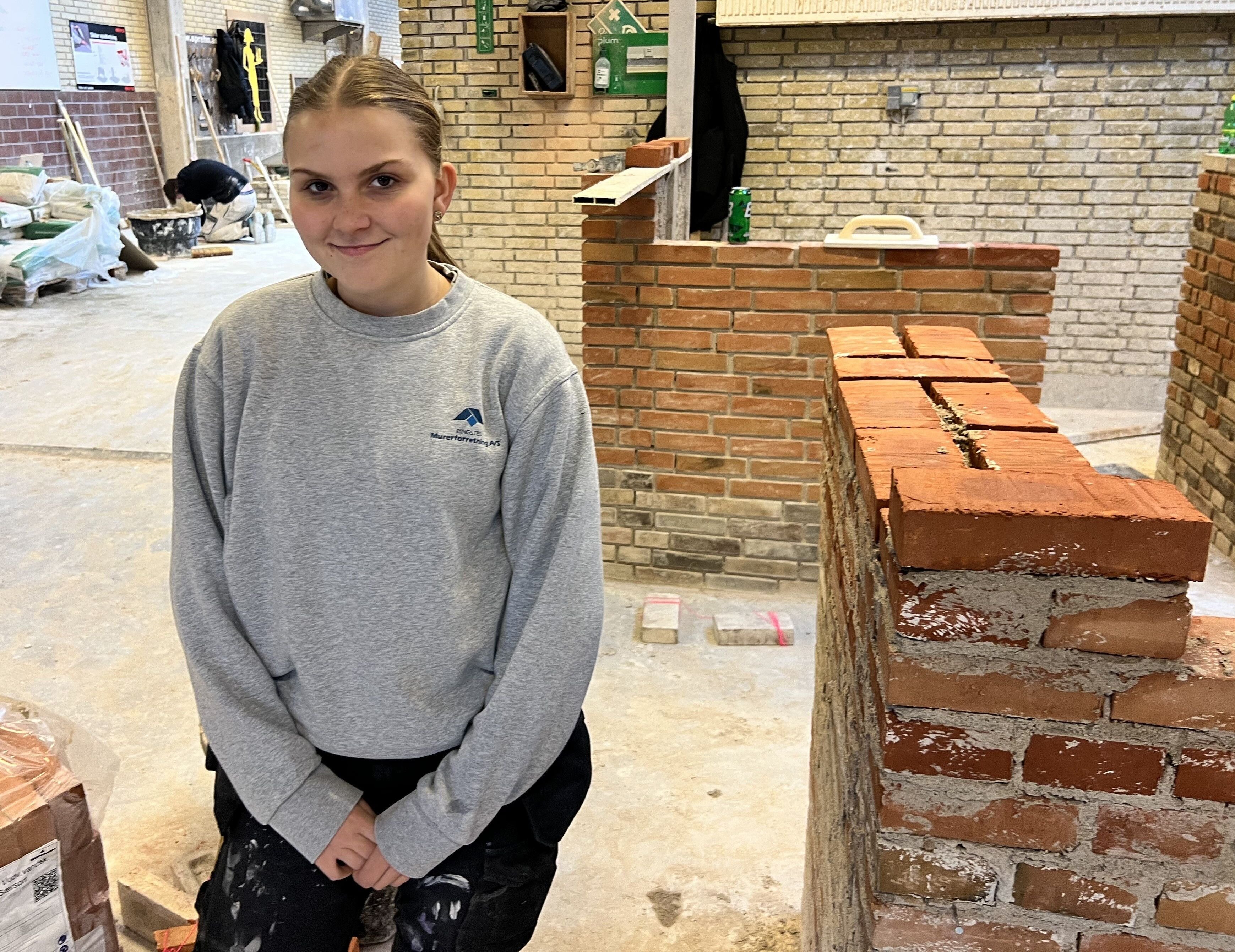 17-årige Victoria Friese går på mureruddannelsen.
