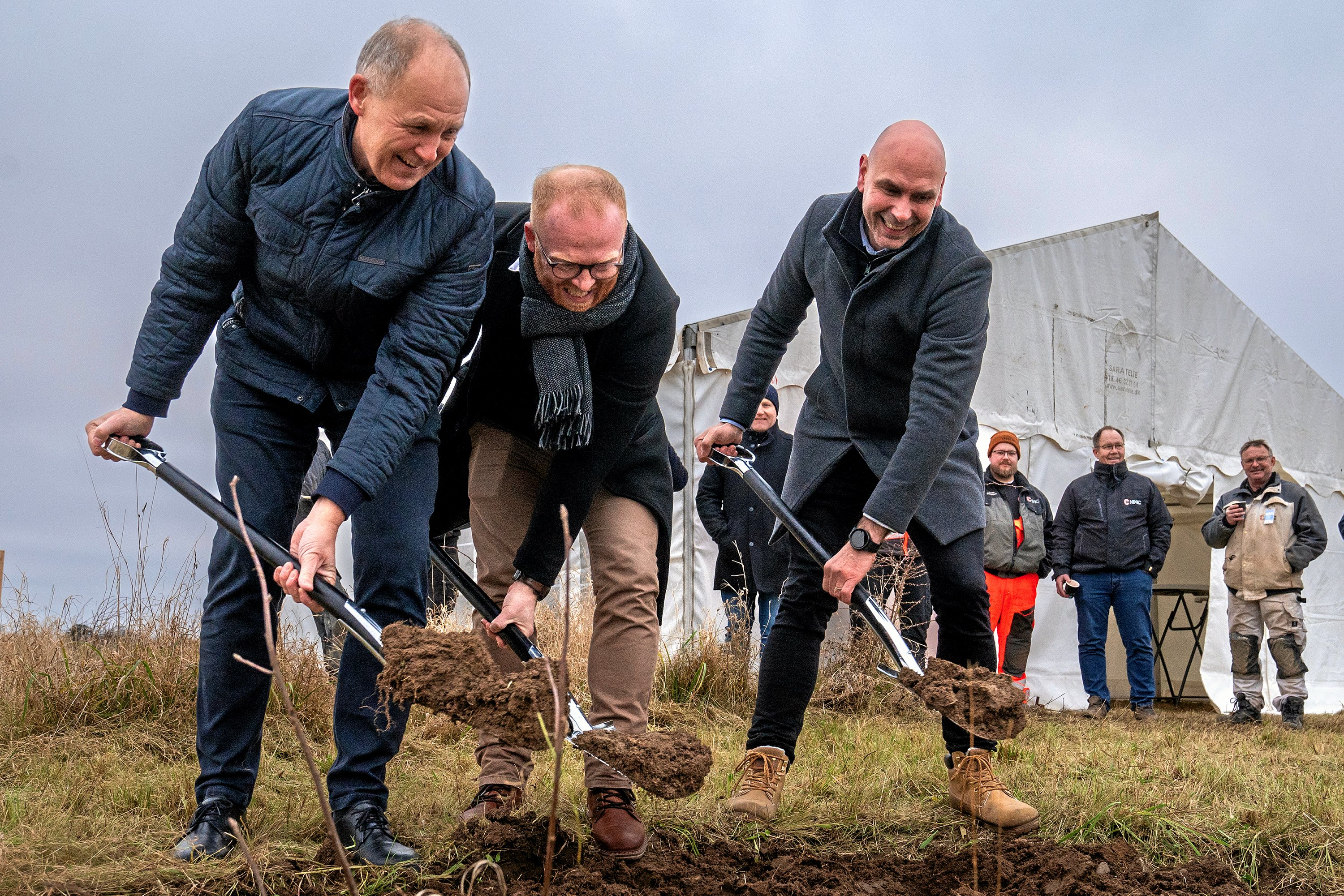 Det første spadestik til et nyt boligprojekt på Herredsåsen i Kalundborg blev tirsdag taget med deltagelse af borgmester Martin Damm (V), Michael Hulgaard fra Tegnestuen Arken (i midten) og Kenneth Hejendorf fra Thybo Ejendomsudvikling.