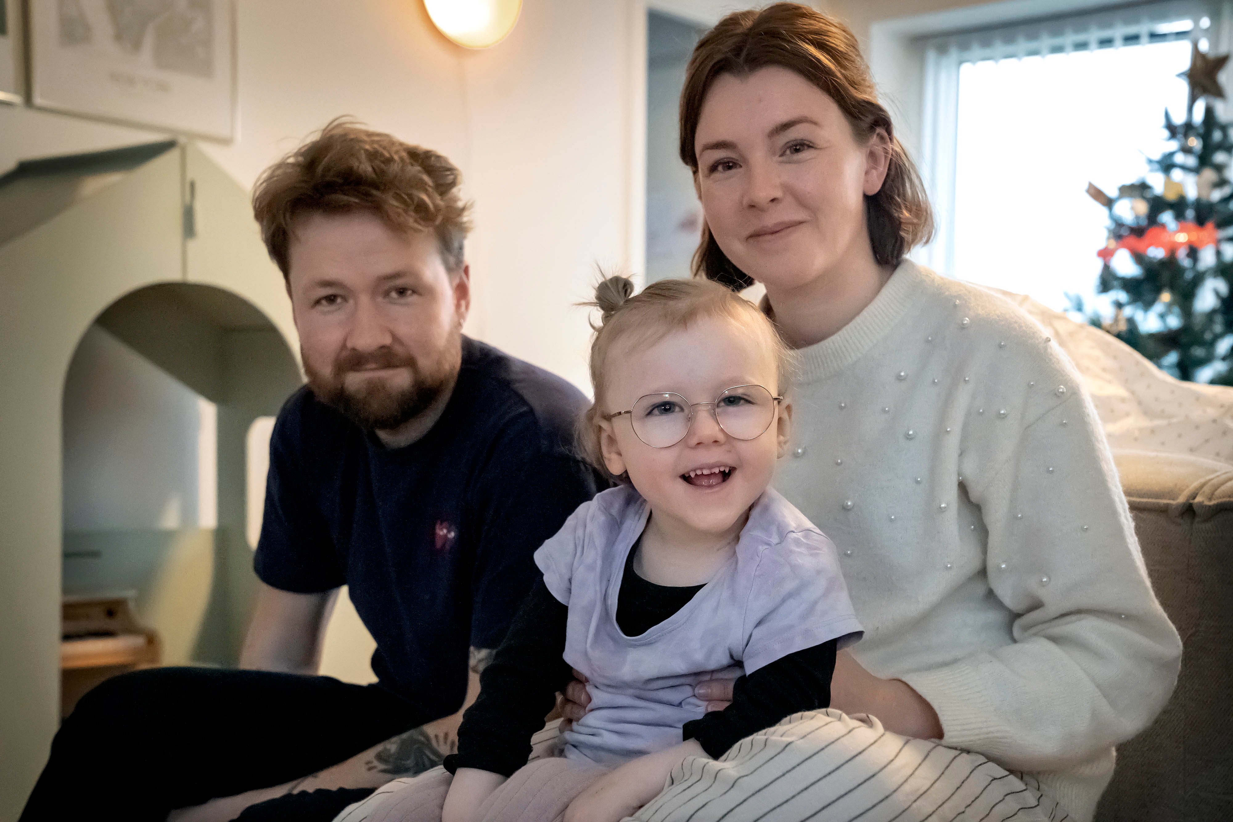 Et barn ændrer ens liv, men for Hannah og Kristoffer Christiansen Søhof var det en omvæltning af en helt anden kaliber, da deres anden datter Signe kom til verden. Først overså lægerne tegnene på, at noget var galt, men to måneder efter fødslen blev det klart.