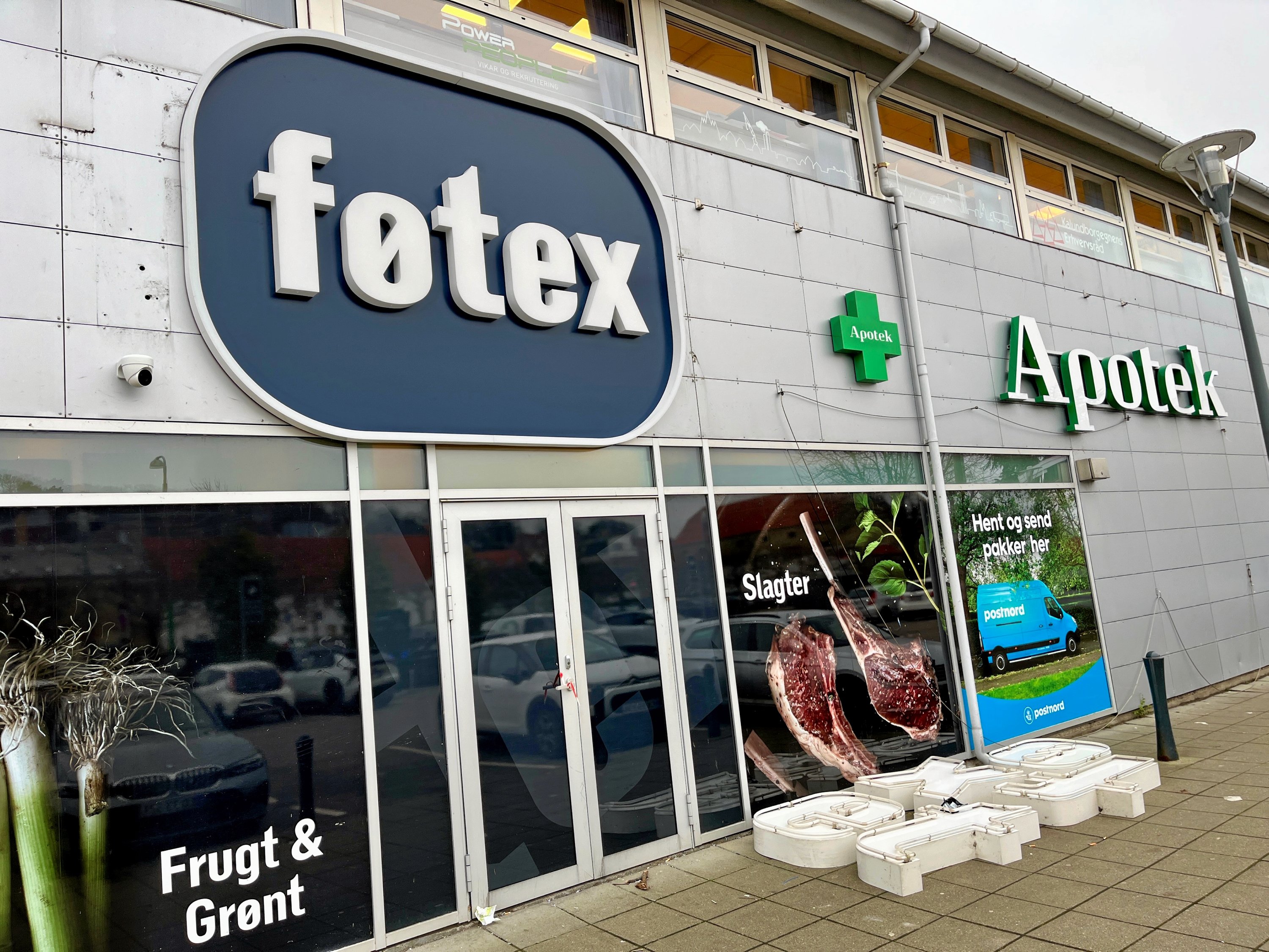 Fra gammelt og slidt til lysende nyt: Føtex har installeret nye skilte på deres butik i Kalundborg.