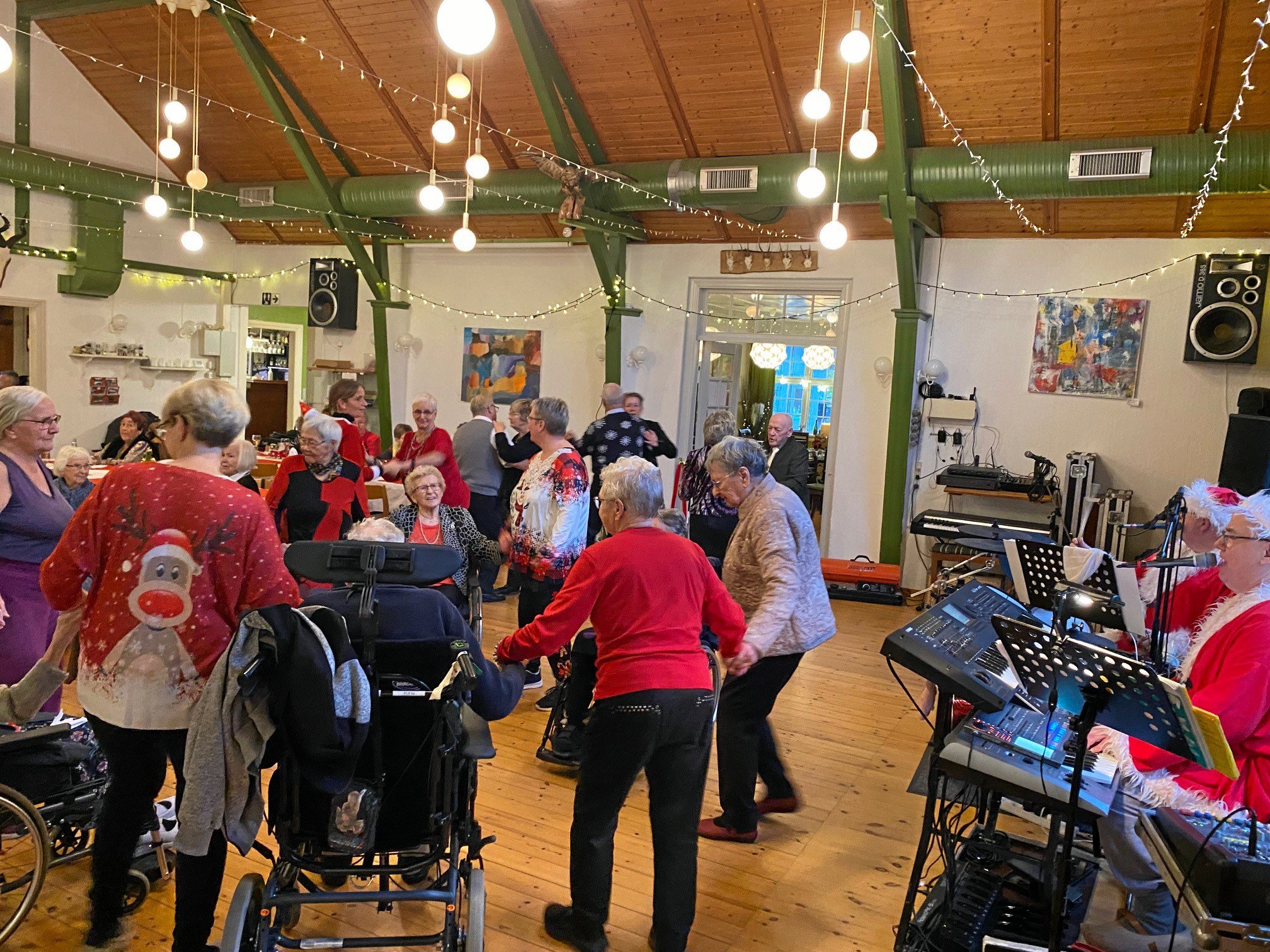 Aktivitetscentre gik sammen om julebal.