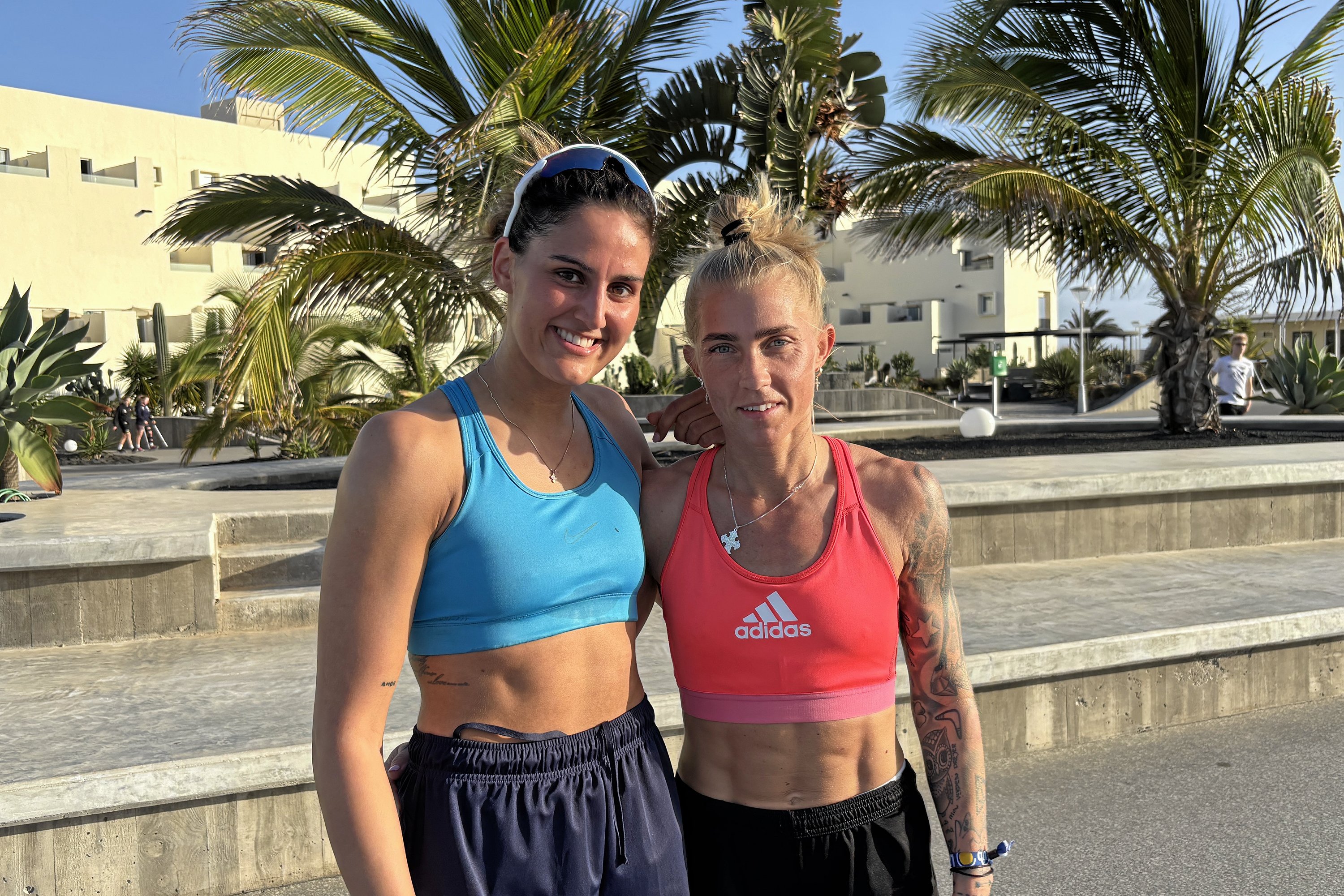 Mona Obaidli (tv.) og Kristina "Mulle" Kristiansen nyder det gode vejr på Lanzarote.