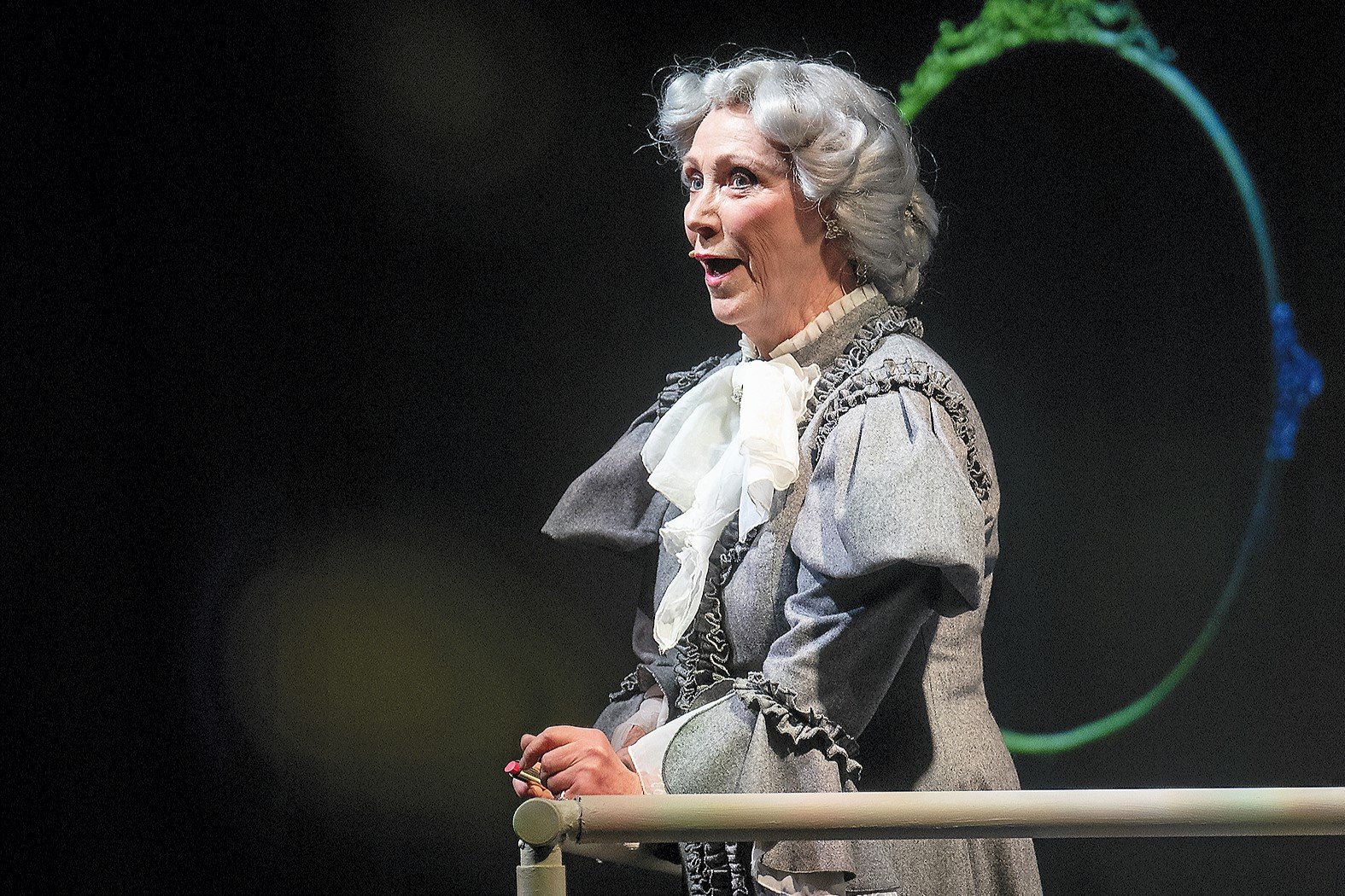 Odsherred-skuespiller Bente Eskesen faldt i et gulvtæppe under forestillingen "90 års fødselsdagen" på Odsherred Teater.