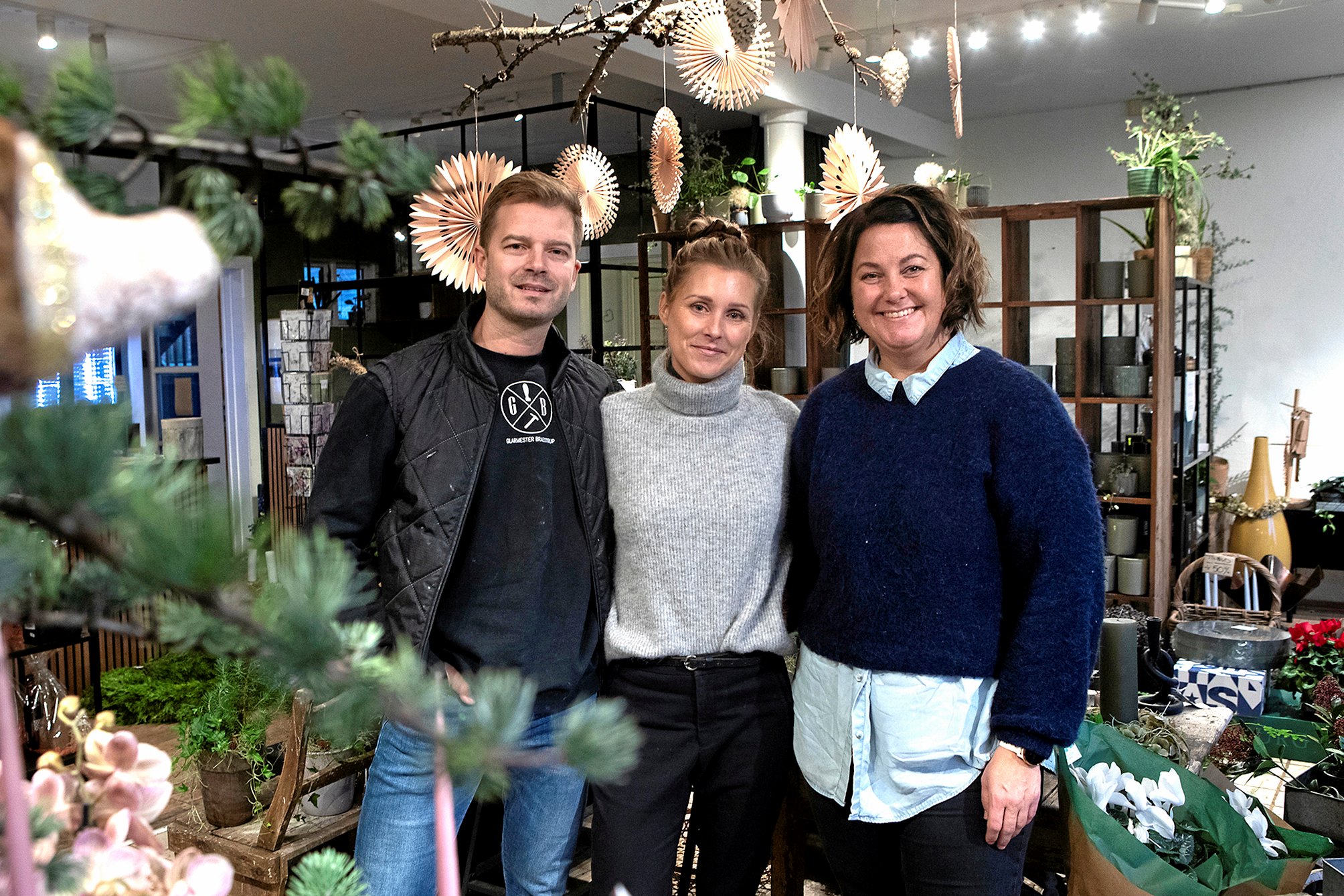 Michael og Pia Bræstrup Christiansen (til venstre) kender Blomstersnedkeriet ganske godt. Og nu har de købt butikken af Maiken Sørensen.