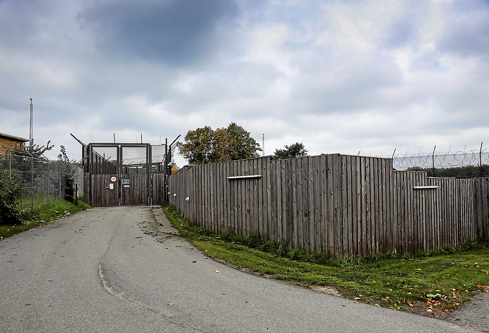 Udrejsecenter Ellerbæk huser afviste asylansøgere, der ikke vil rejse tilbage til deres hjemland. Snart suppleres de af almindelige fanger, da en del af Ellebæk laves til åbent fængsel.