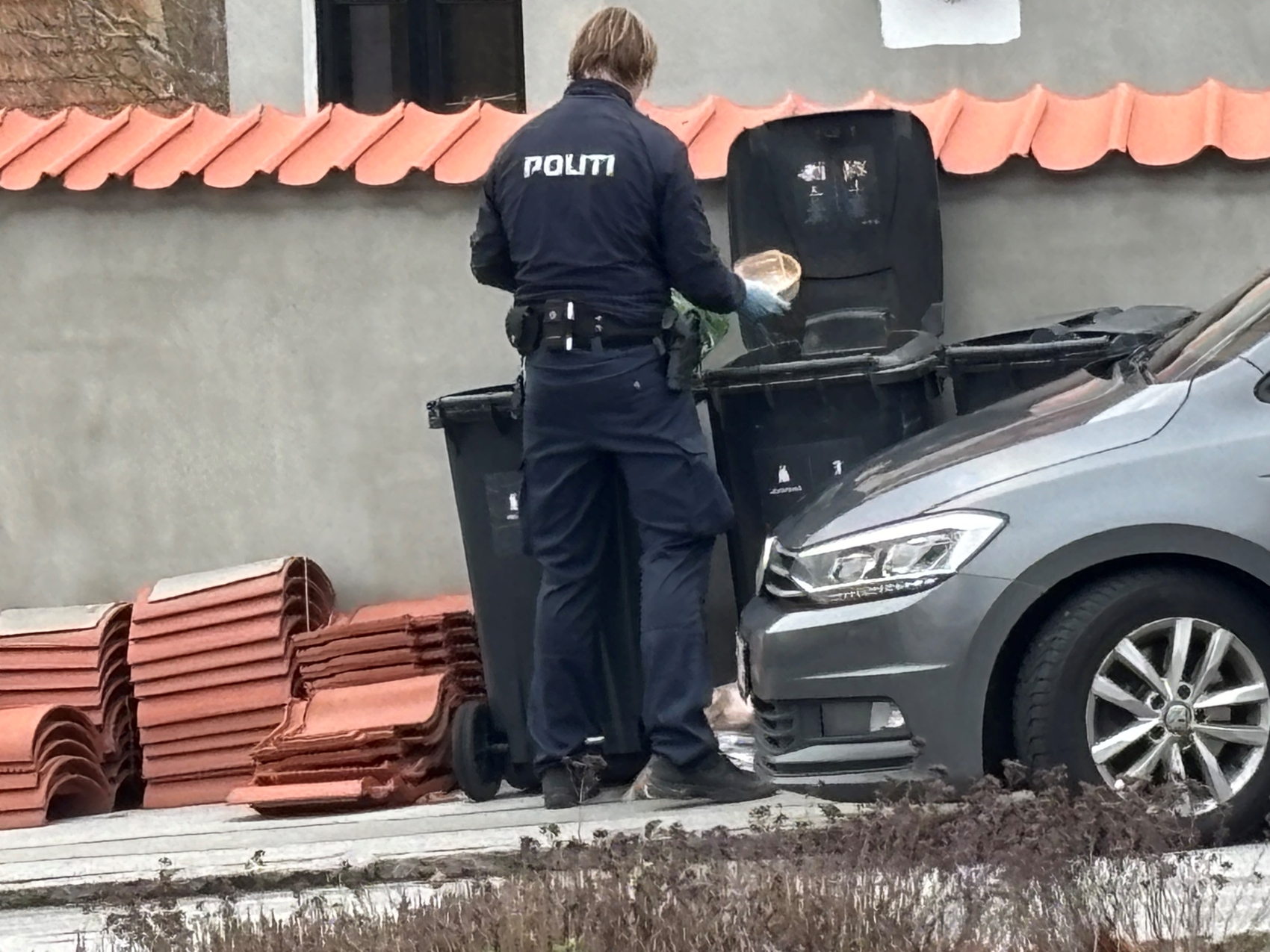 Politiet gennemsøgte blandt andet skraldespande. - Rikke Bondesen Politiet gennemsøgte blandt andet skraldespande.