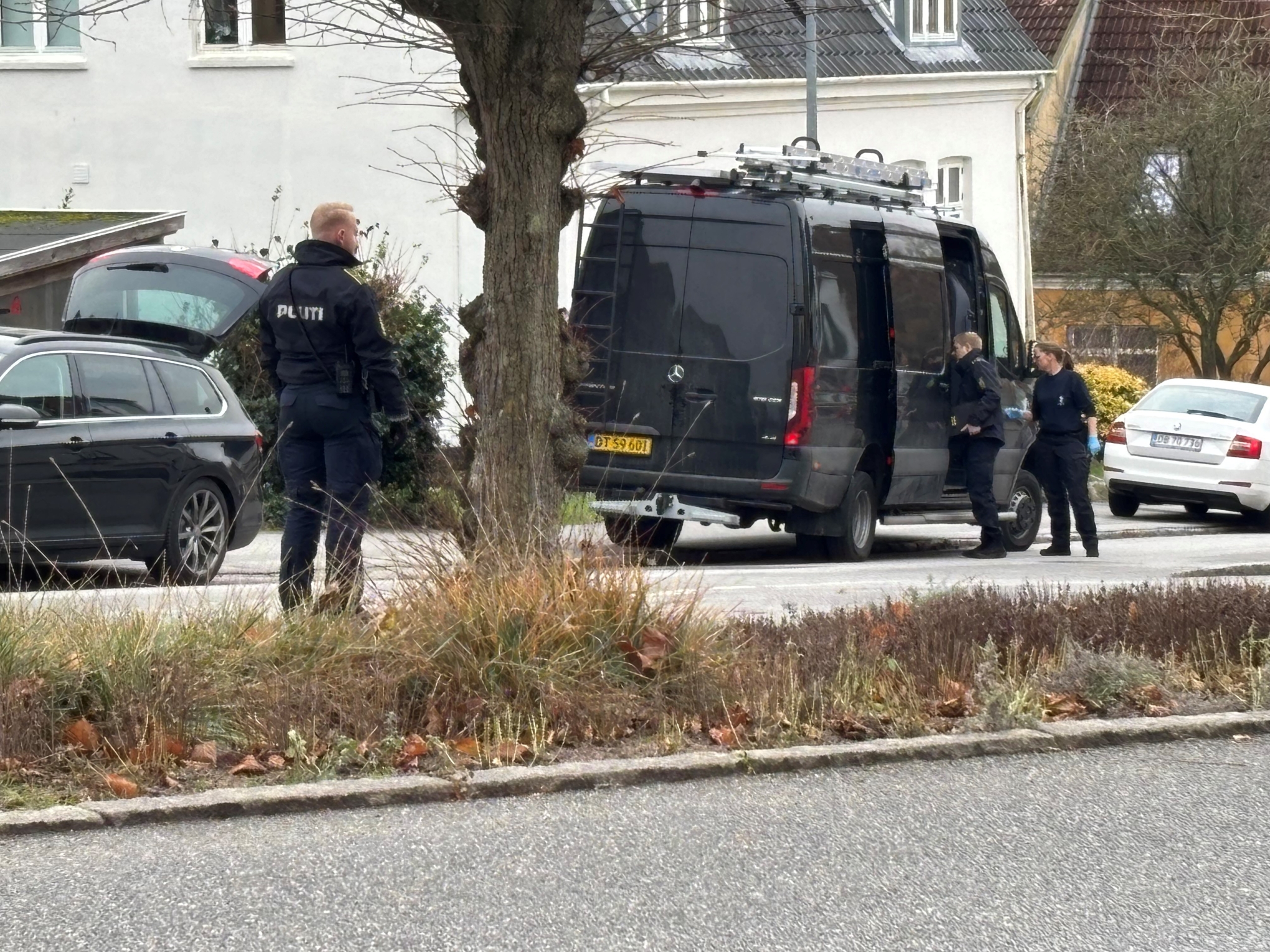 Teknikere gik til og fra huset med beviser. - Rikke Bondesen Teknikere gik til og fra huset med beviser.