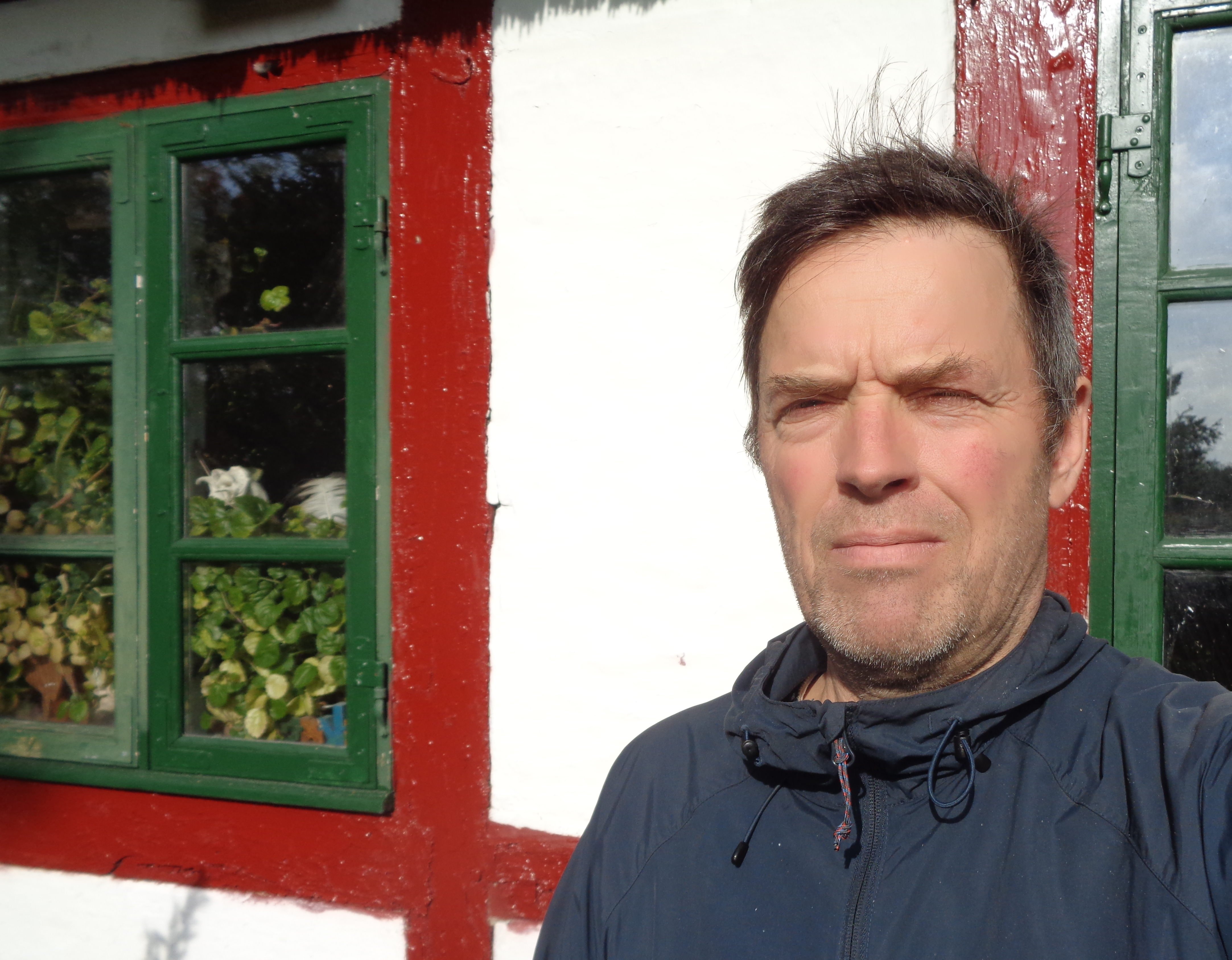 Jesper Petersen foran huset som han lejer af gods.