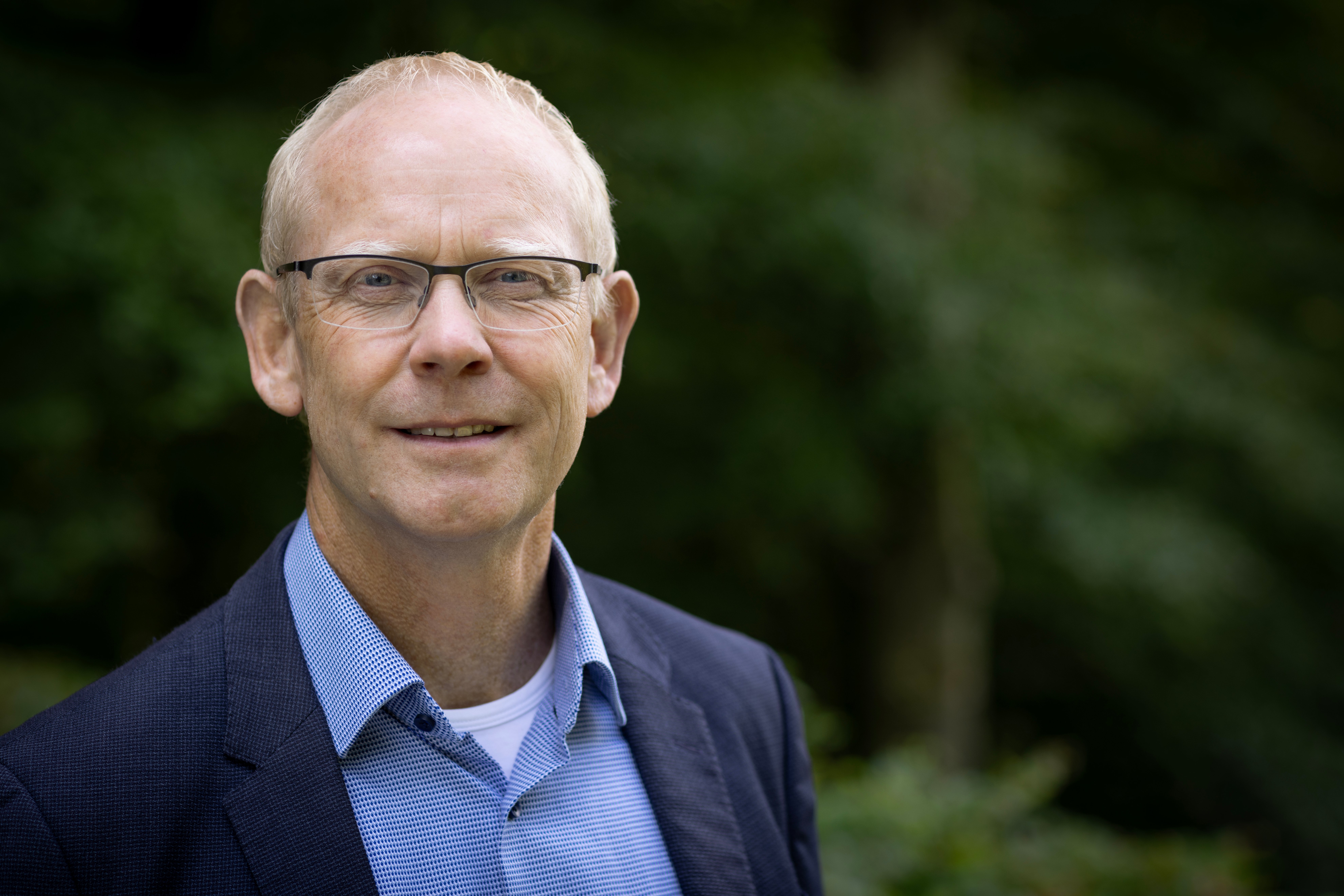 Vi skal løfte blikket og se de små tegn på ensomhed, lyder det fra Morten Skov Mogensen, generalsekretær i Blå Kors Danmark.