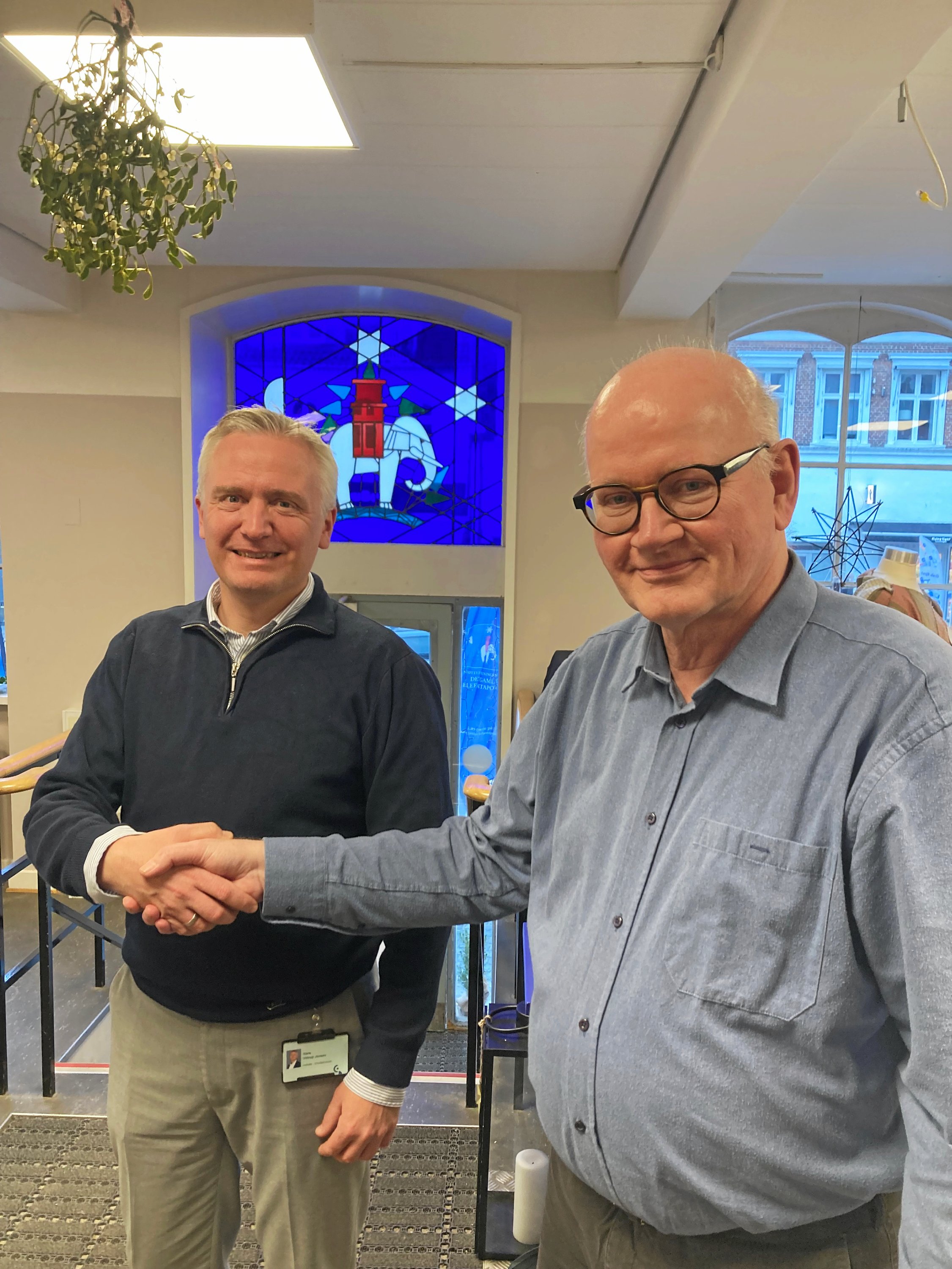 Støtteforeningens formand Gunner Nielsen (th.) takker her souschef Niels Vittrup Jensen for donationen.