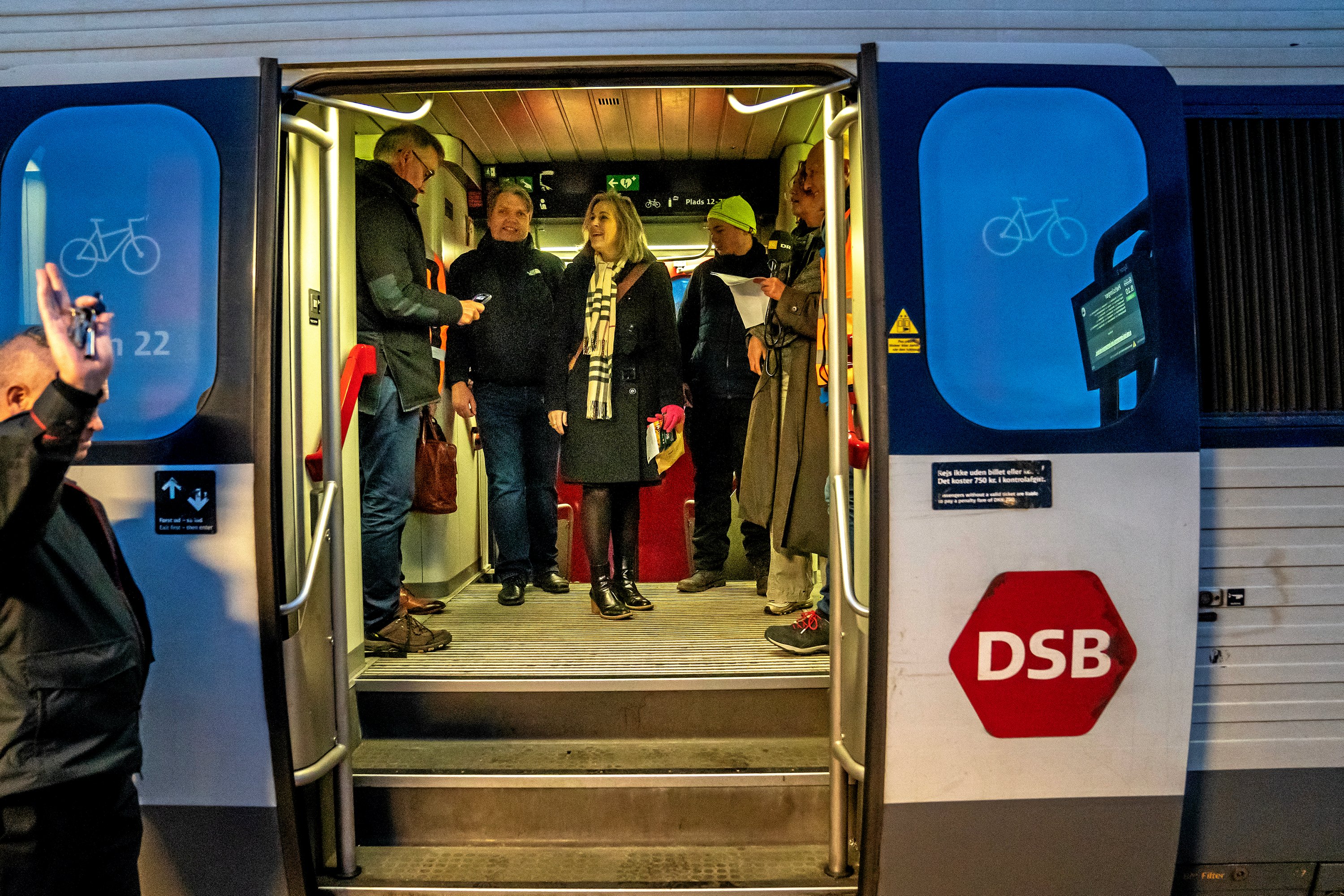 Da DSB vanen tro blæste til afgang mandag morgen, indvarslede fløjten samtidig nye tider for pendlerne.