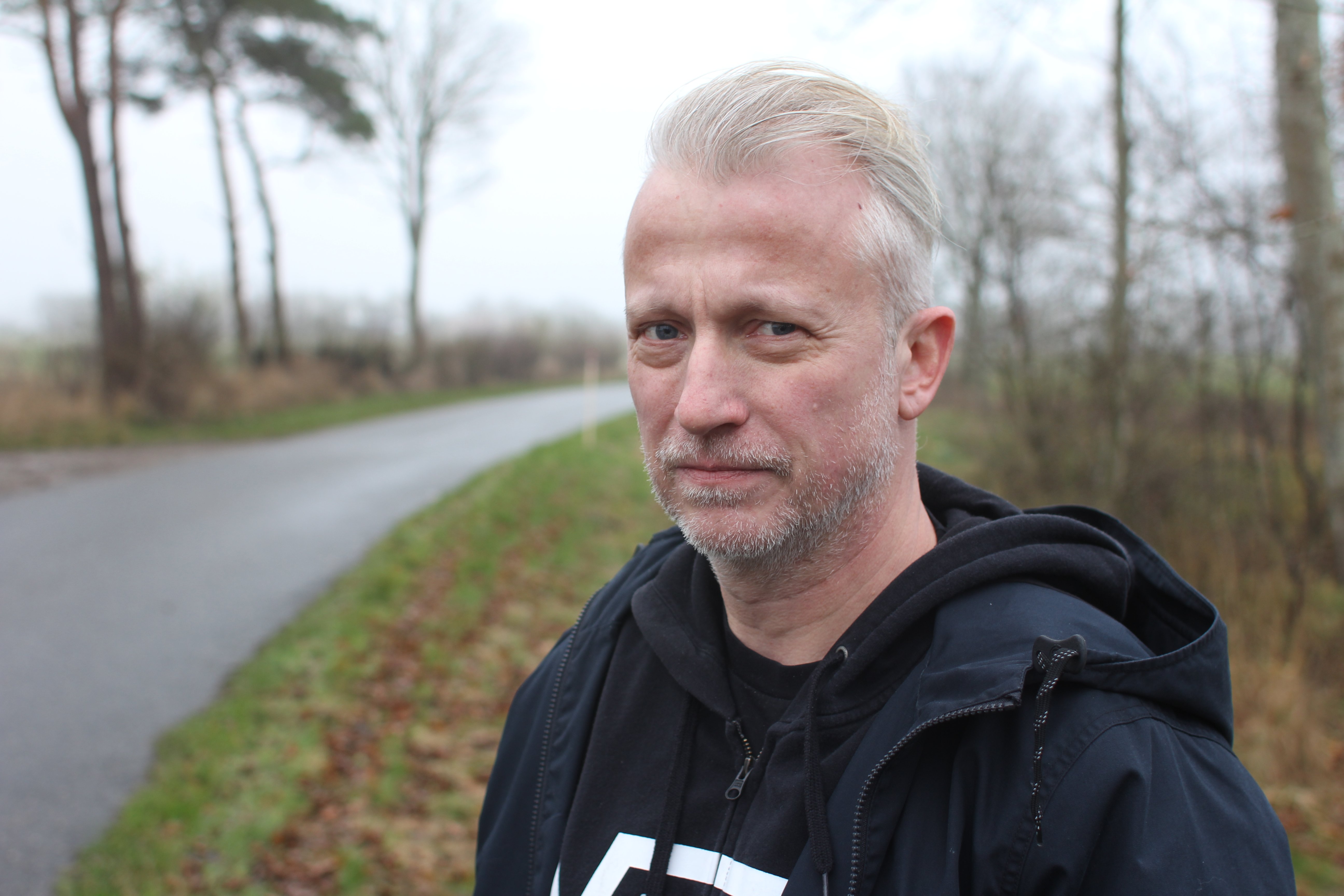 Jan Eskehøj Jessen undrer sig over, at et fældet træ nær hans bopæl ikke indgår i anklageskrift, hvor ni unge mænd er tiltalt.